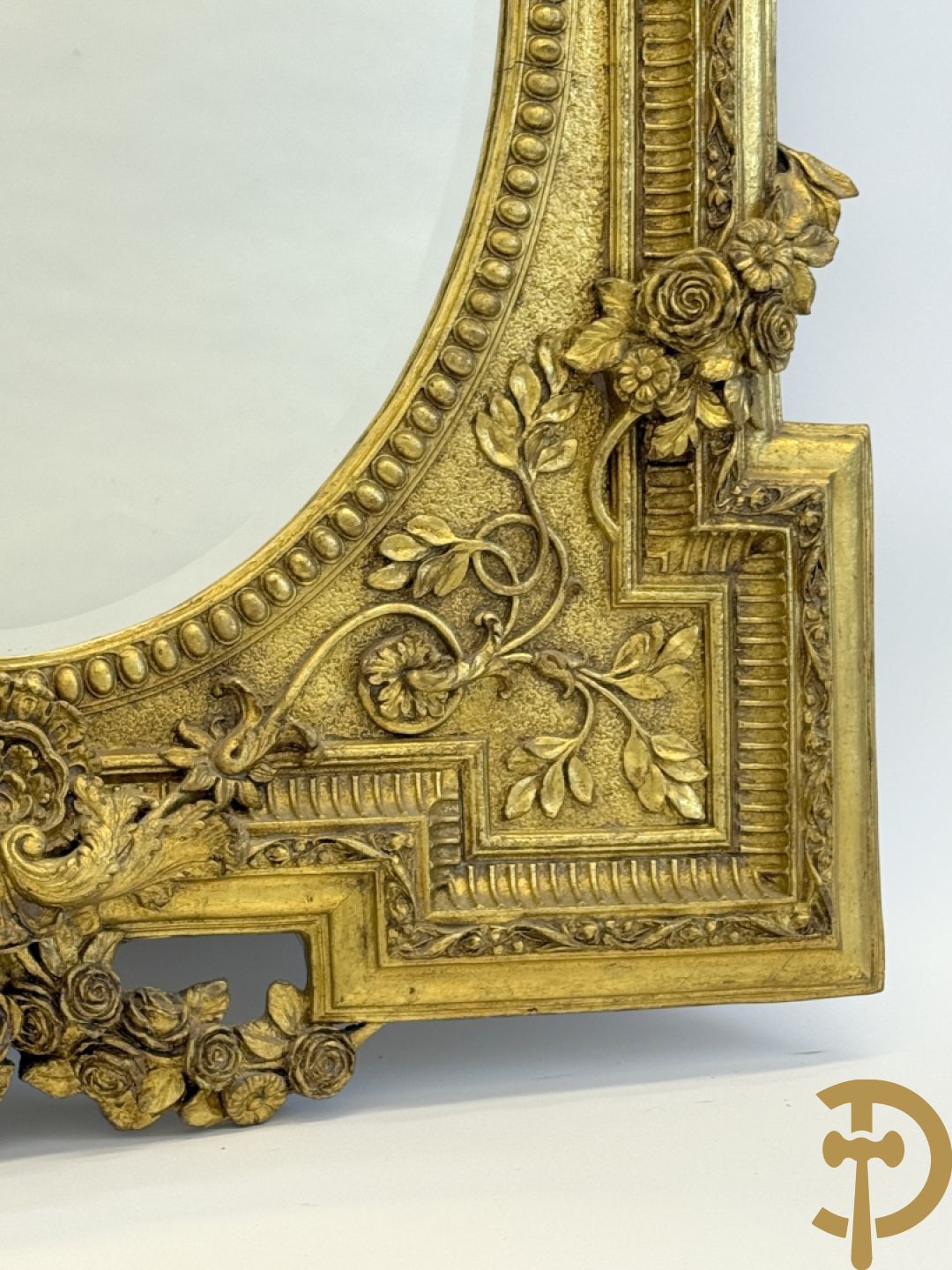 Vergulde lijst met bloemenguirlandes en accanthusranken, binnenin met ovale geslepen spiegel