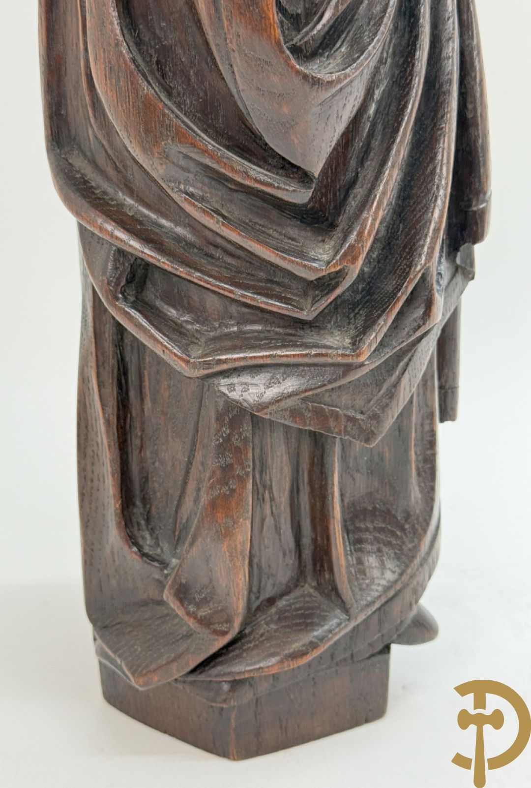 Houtgesculpteerd beeld van dame Pleurans