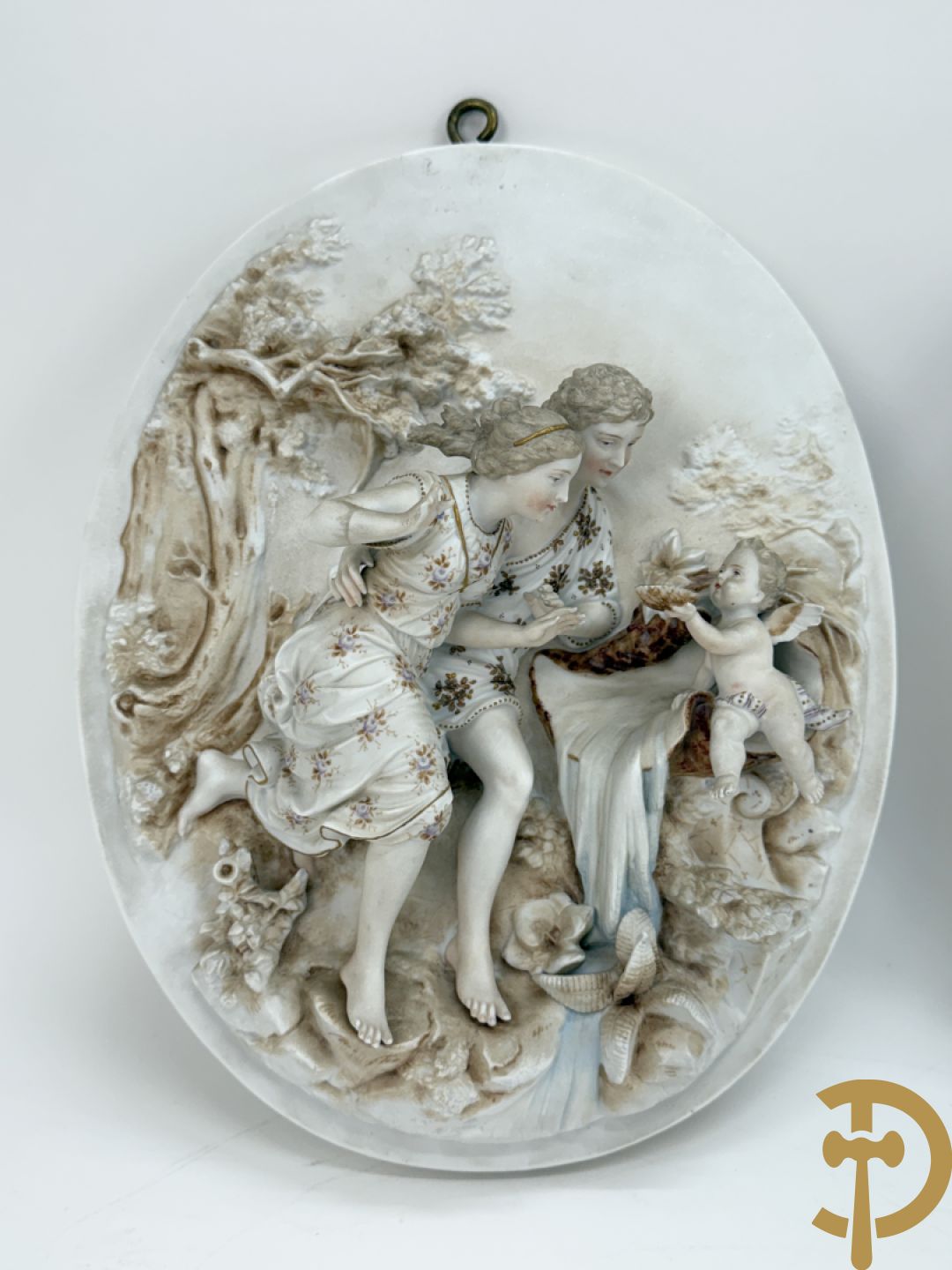 Paar ovale basreliefs met romantisch koppel en cupido in biscuit, achteraan onleesbaar gestempeld