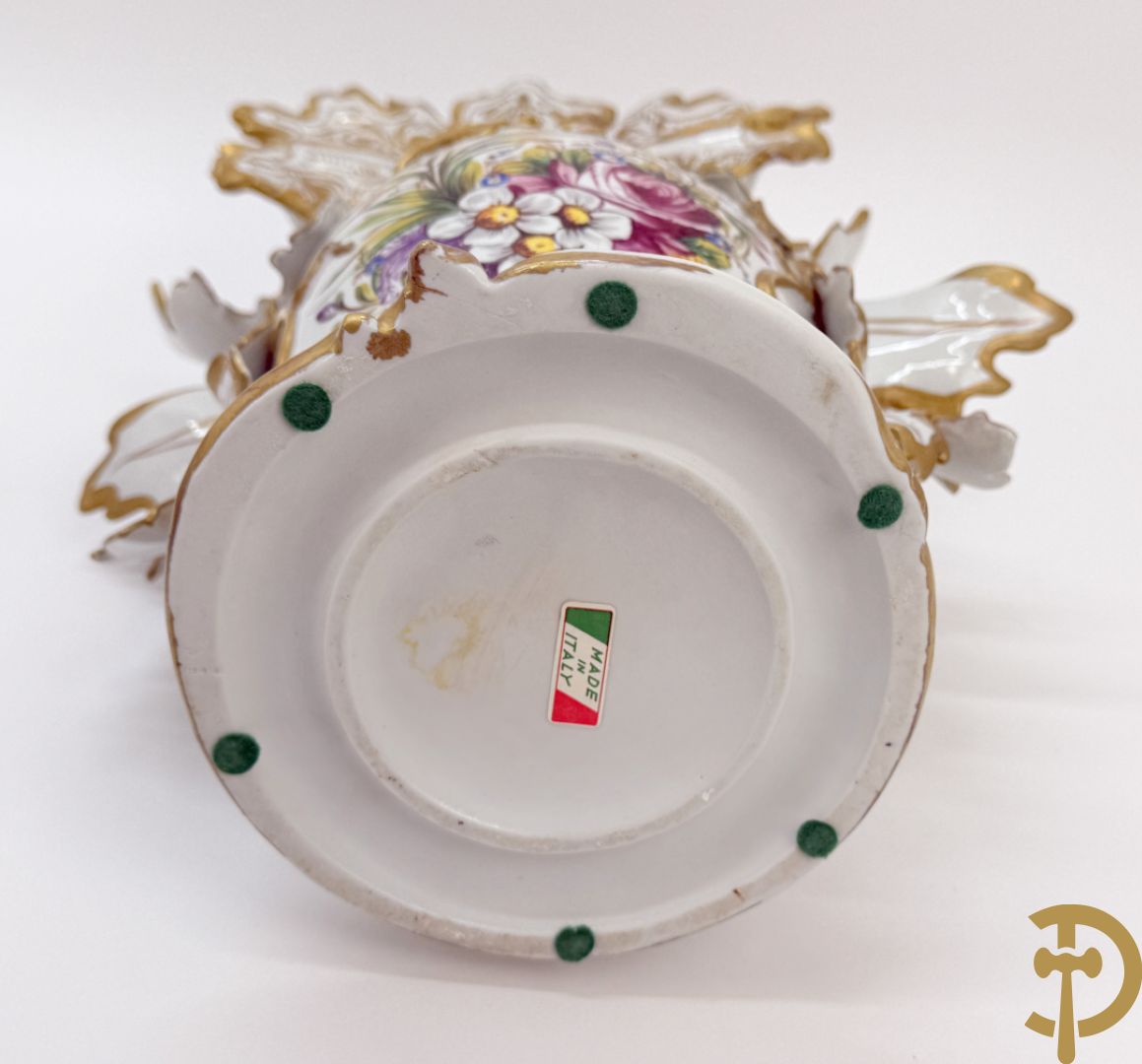 Paar porseleinen cornetvazen met bloemendecor, deels verguld, gemerkt Capo di Monte