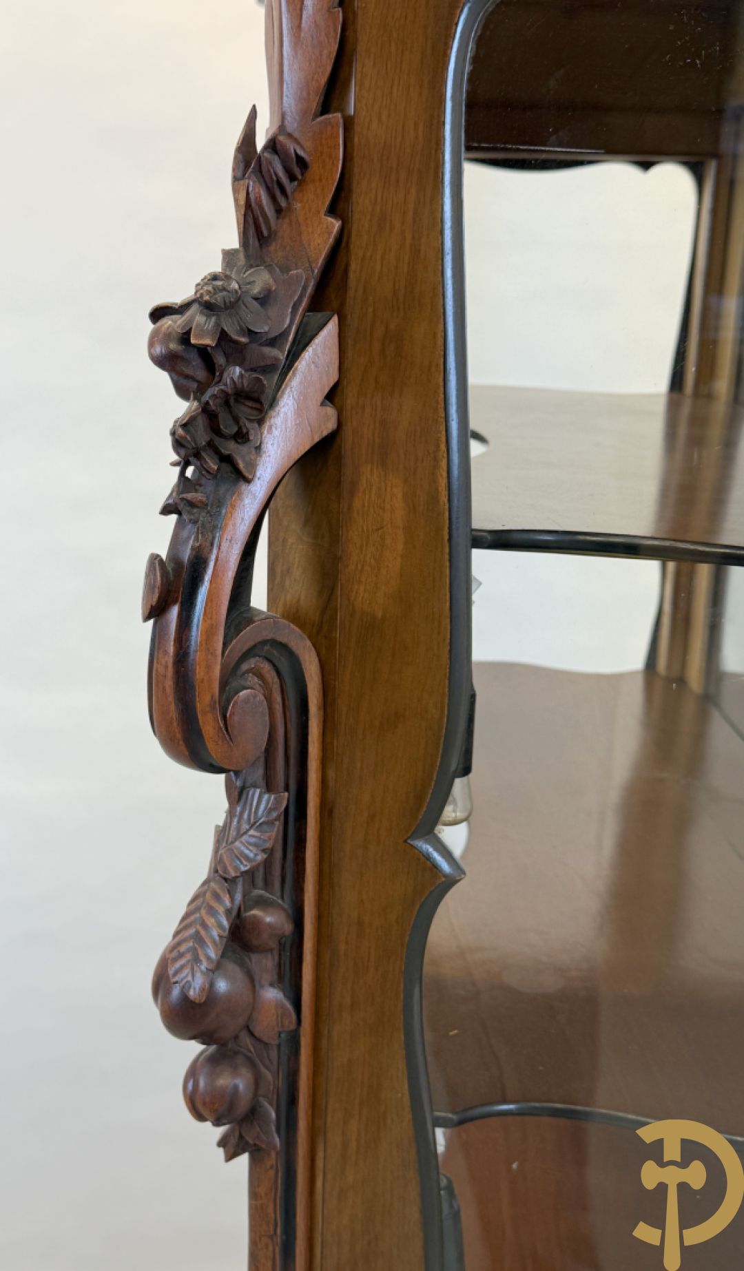 Franse notelaren vitrine met Louis XV motieven en fruitranken, bovenaan bezet met amfoor, 19e