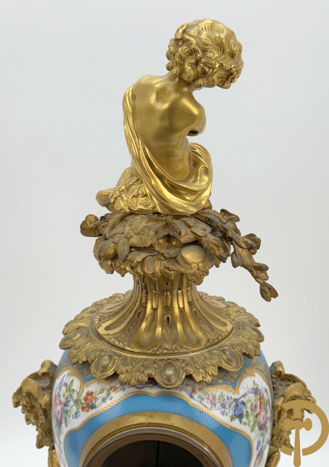 Driedelige bronzen Franse garnituur bezet met cupido