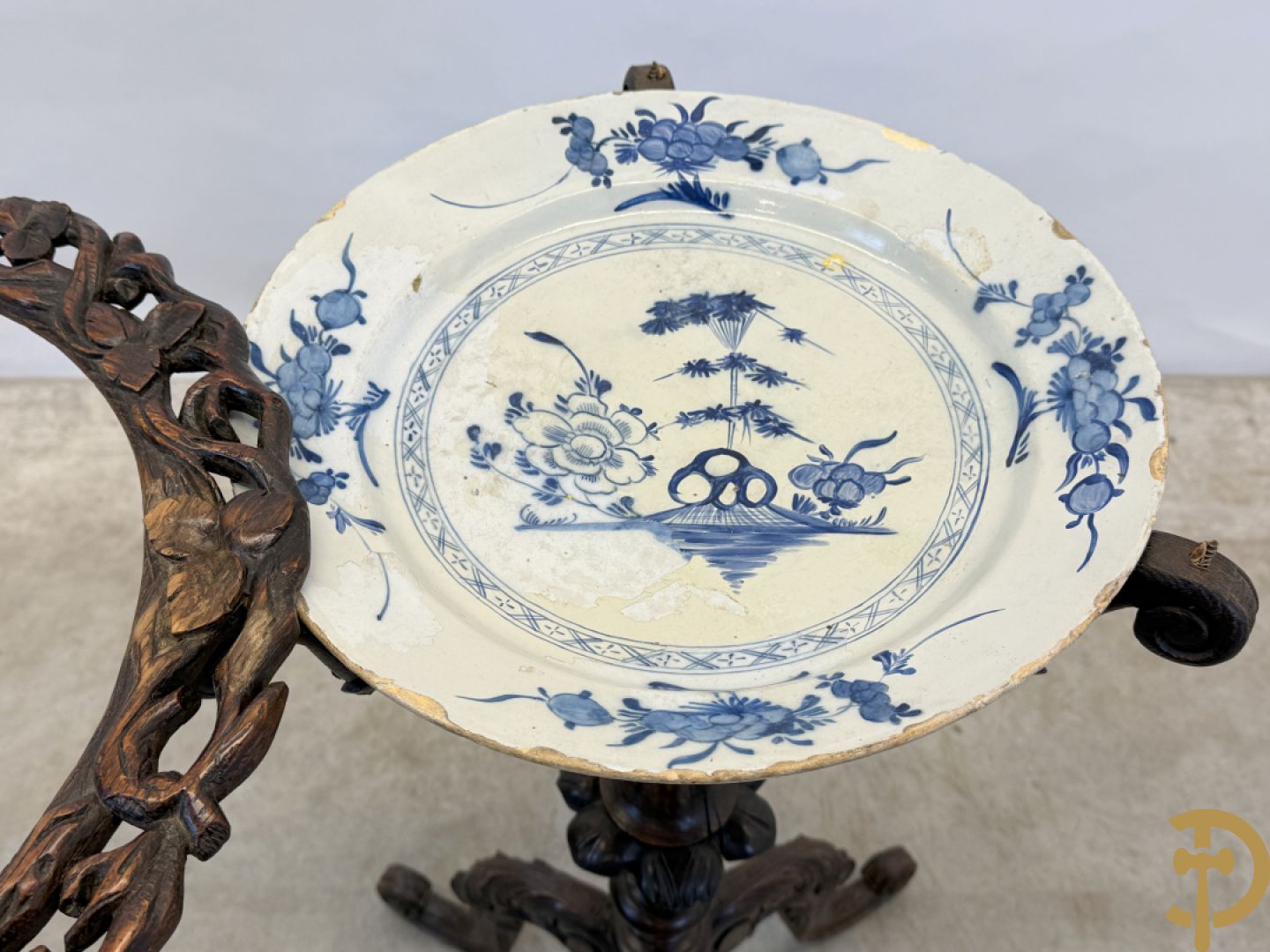 Neo Renaissance staander op driepikkel met bladranken gesculpteerd, binnenin met Delfts bord