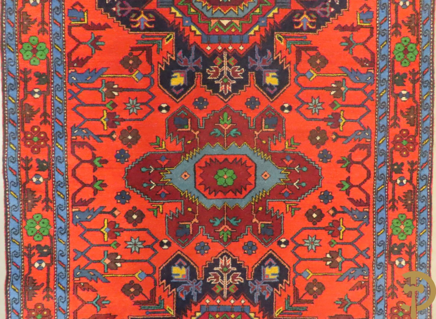 Oosters handgeknoopt tapijt Kaukasus met  geometrische blauwe motieven op rode fond