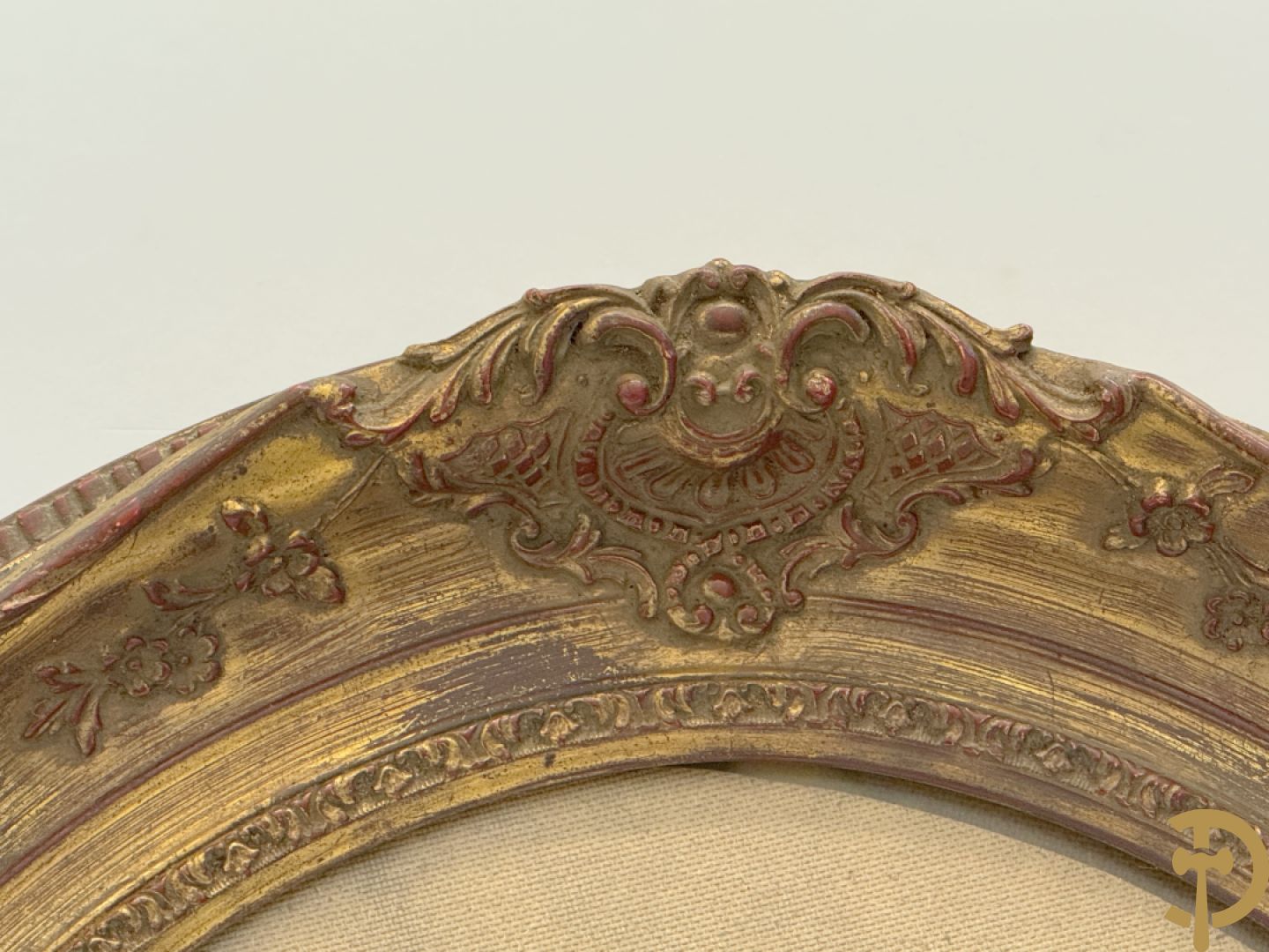 Twee ovale Louis XV lijsten (1 met spiegel en 1 met glas)