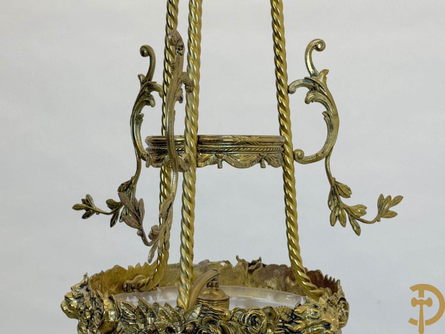 Bronzen hall lantaarn met centrale coupe bezet met bloemen- en dierenkoppen