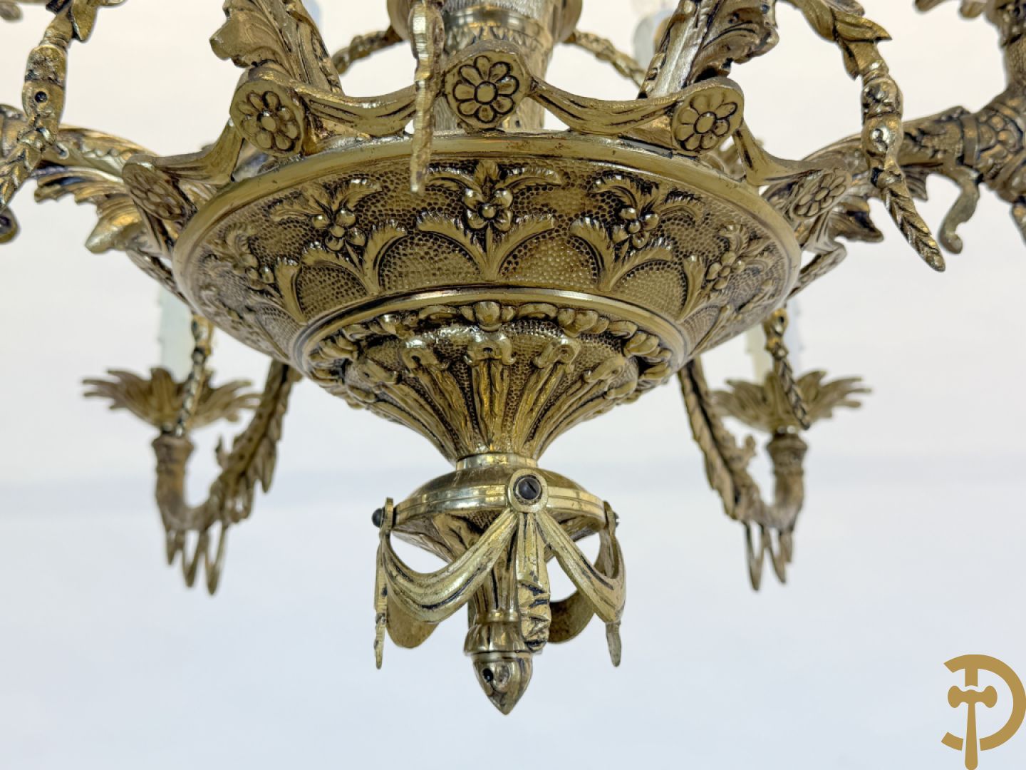 Bronzen vergulde luchter met gevleugelde fee en 12 armen + paar 3 armige applieken
