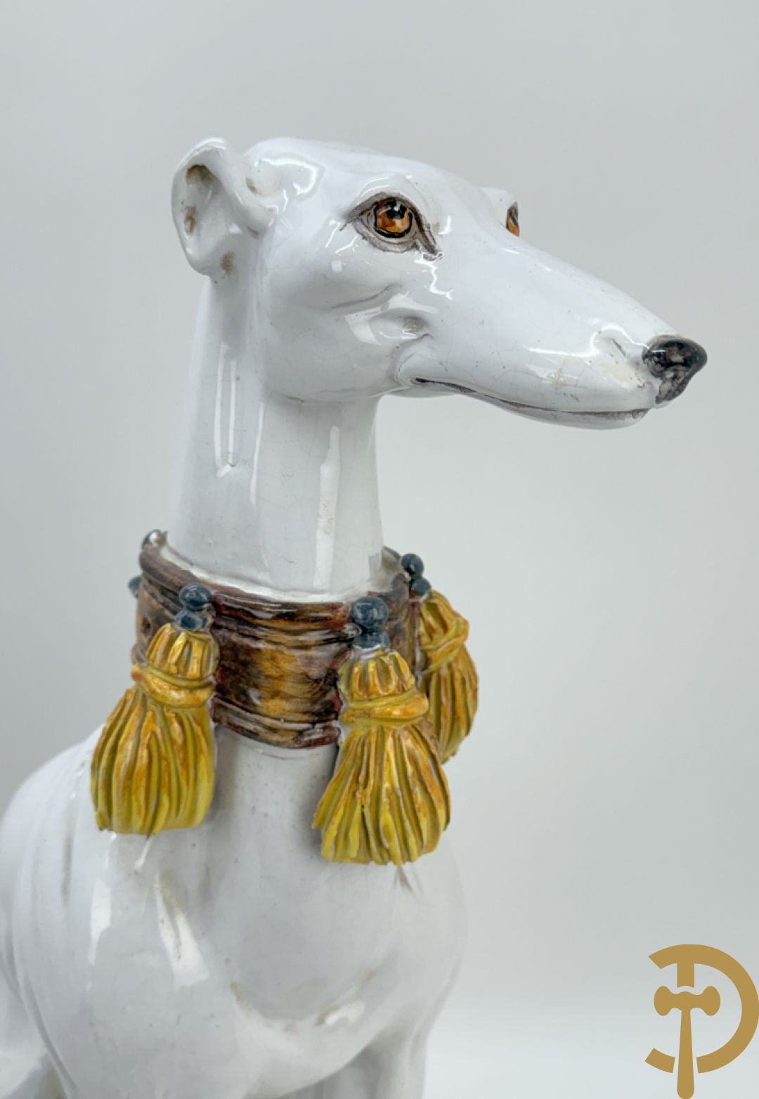 Italiaanse keramieken neergezeten witte windhond op kussen