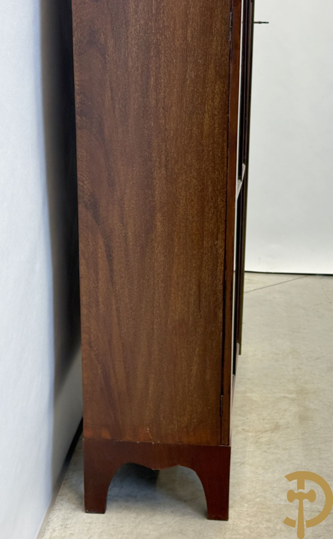 Paar Engelse mahoniehouten vitrines met legbanken