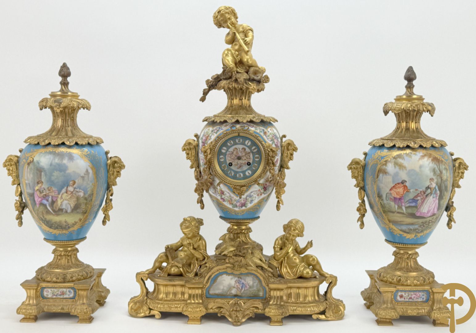 Driedelige bronzen Franse garnituur bezet met cupido