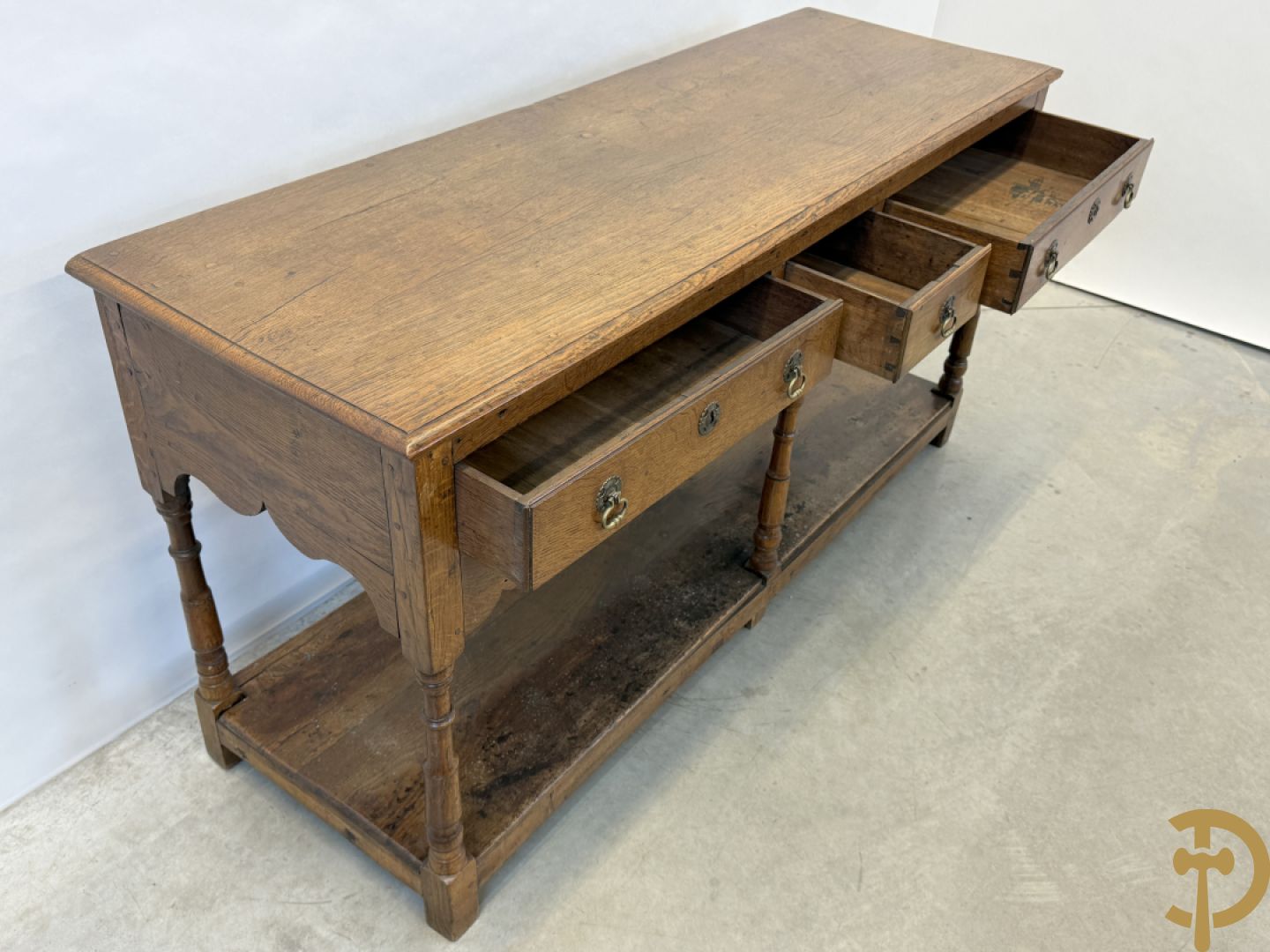 Engelse eiken sideboard met 3 lades op ballustervormige poten