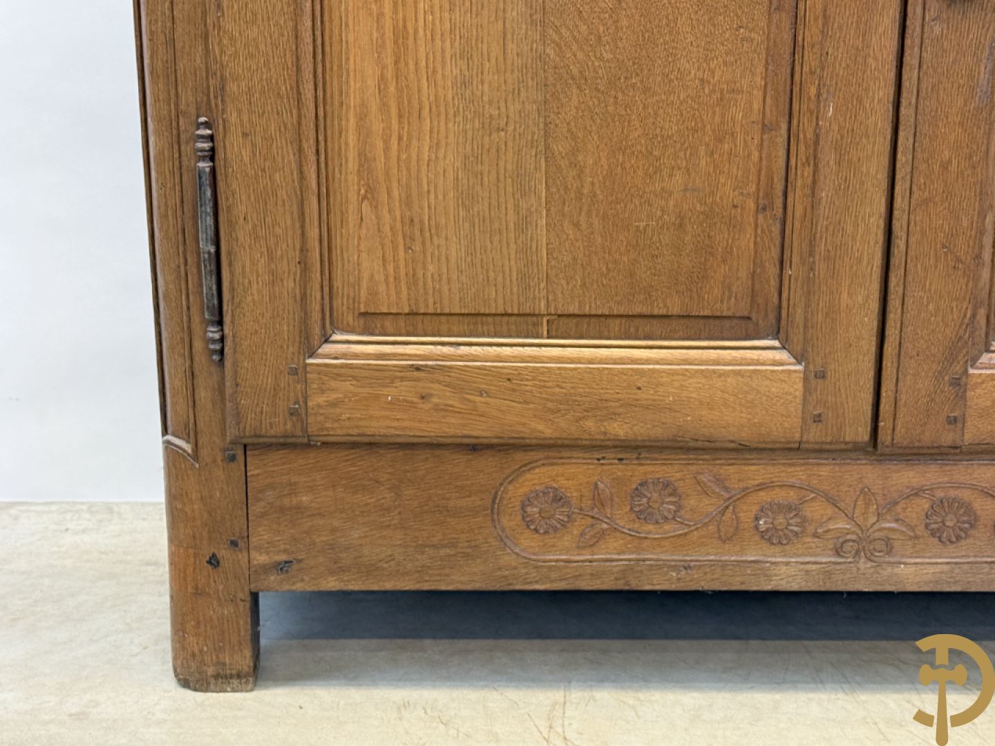 Massief eiken tweedeursdresse met gesculpteerde bloemen en afgestoken panelen in de deuren, Louis XV stijl, 19e