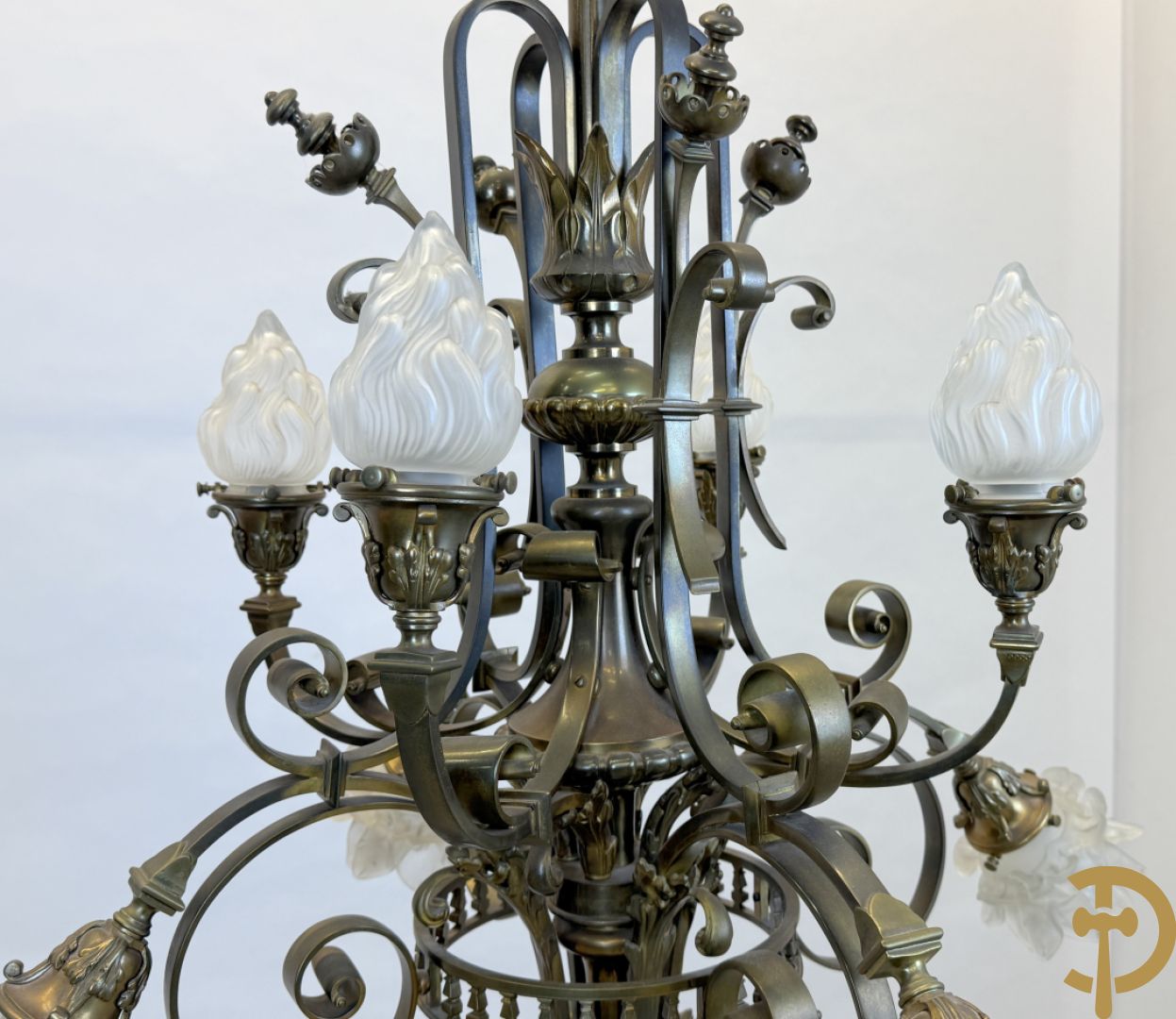 Massieve bronzen luchter met 8 lichtpunten en bezet met accanthusranken