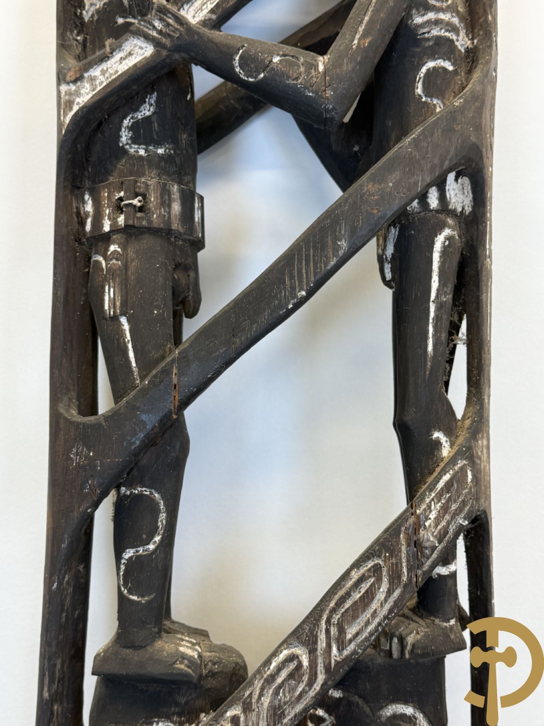 Nieuw Zeelandse totempaal met gesculpteerde houten figuren bewerkt met krijt