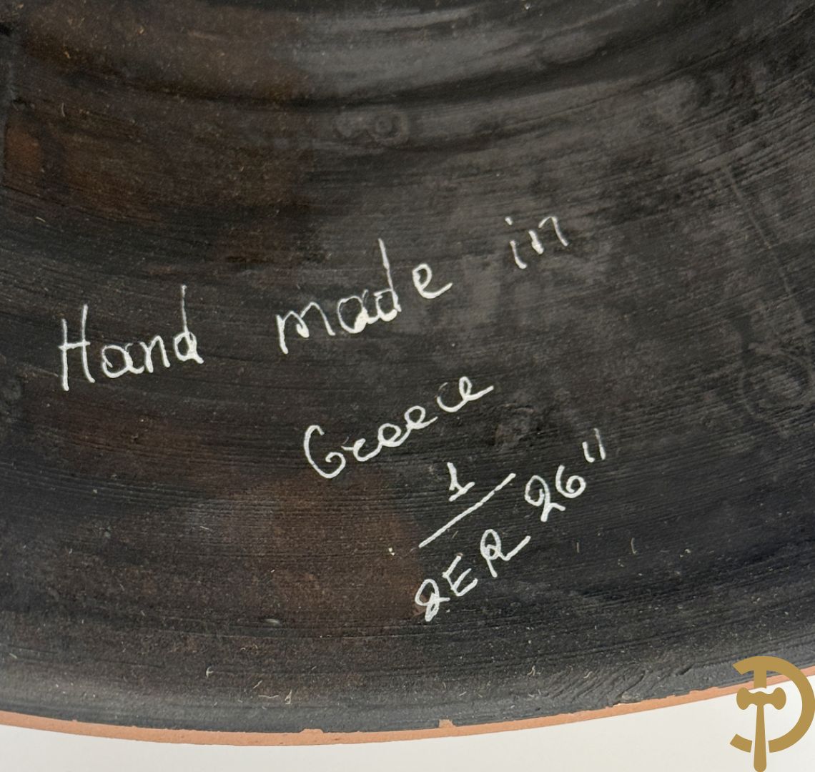 Amfoorvormige vaas in terra cotta met voorstellingen uit de Klassieke oudheid, Griekse stijl