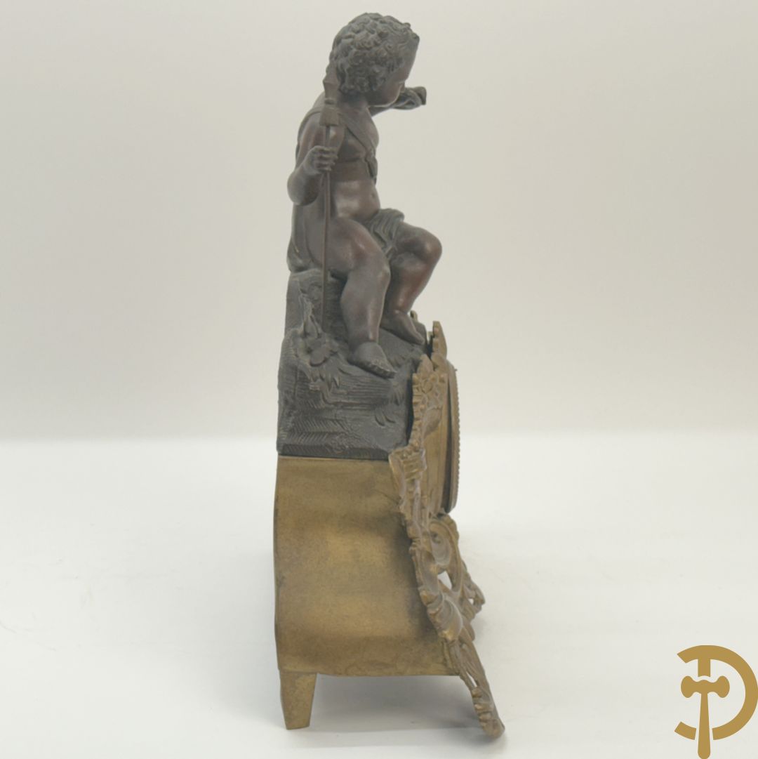 Zamak pendule met accanthusranken en bekroond met cupido met jachthoorn