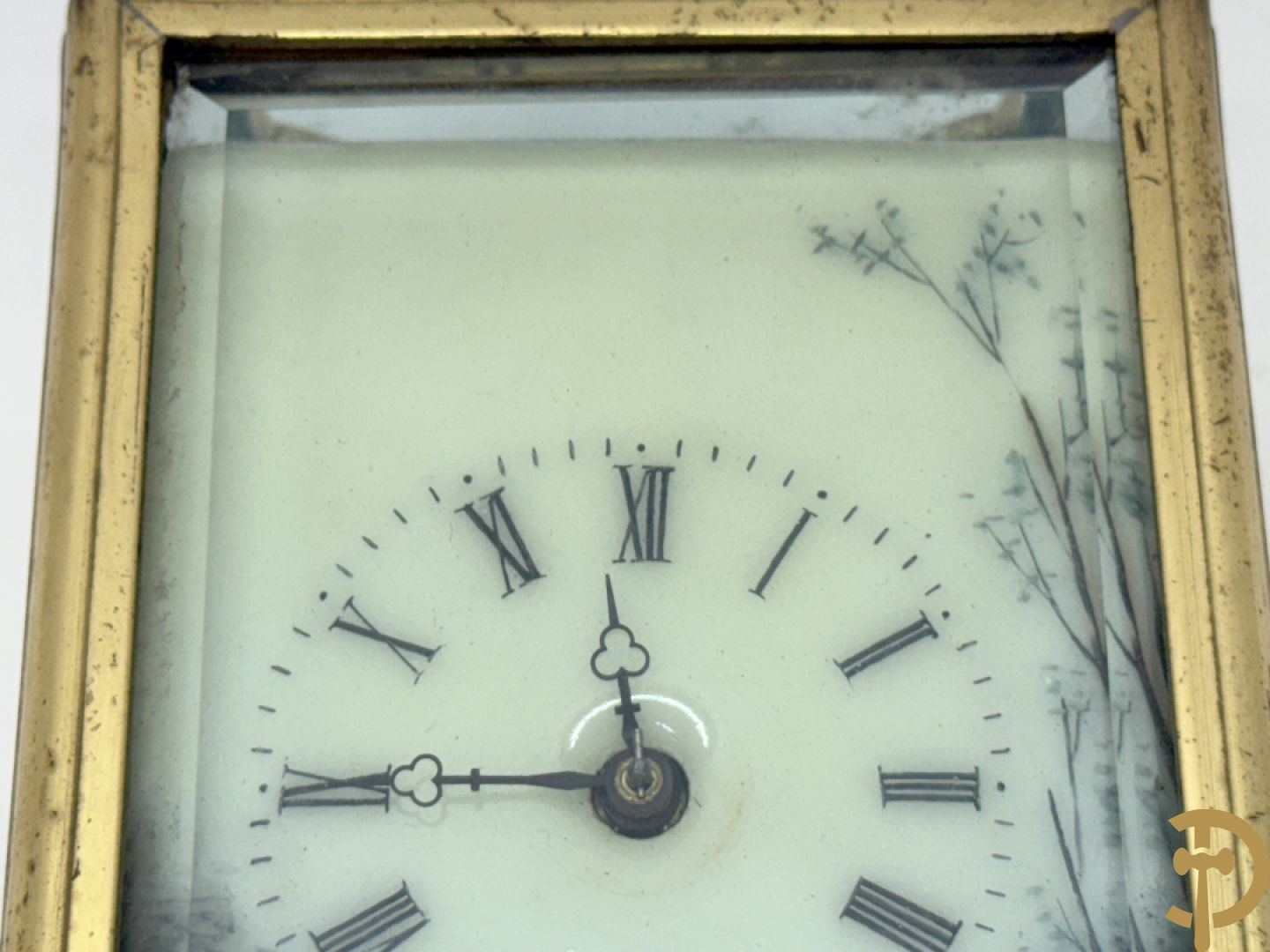 Koperen reiswekker bezet met handbeschilderde porseleinen plakkettes met romantisch decor