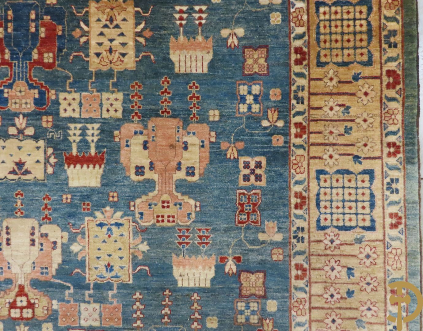 Oosters handgeknoopt tapijt met blauwe fond en geometrische bloemenmotieven