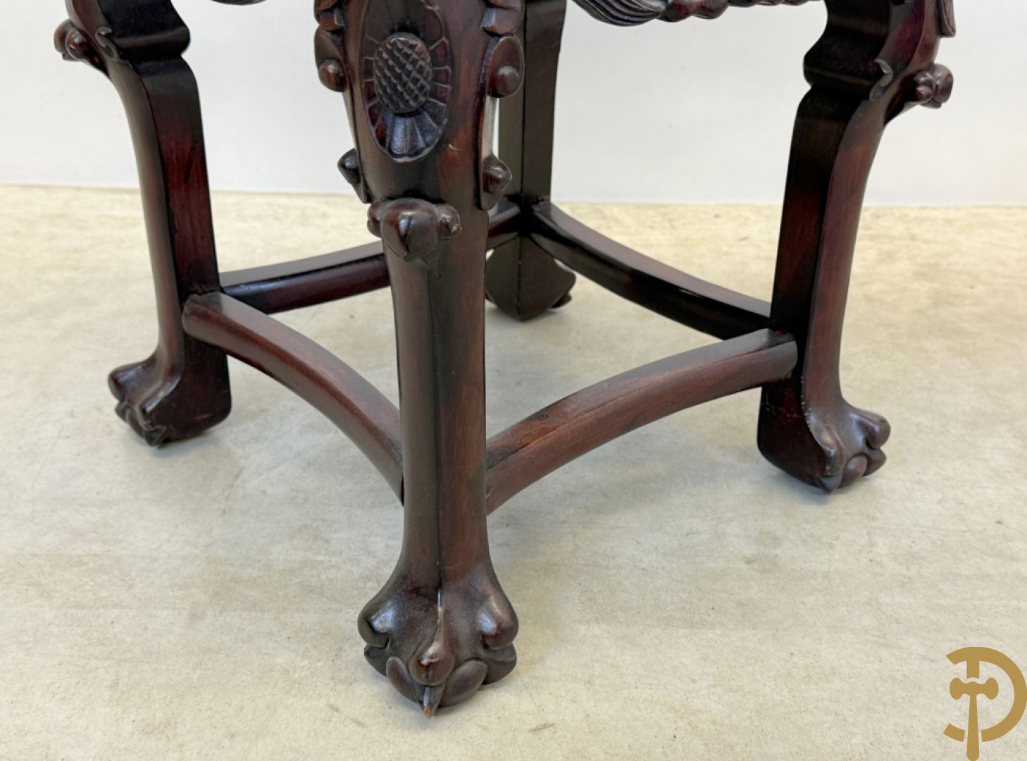 Achthoekige en afgeronde Chinese sokkel met sculptuur