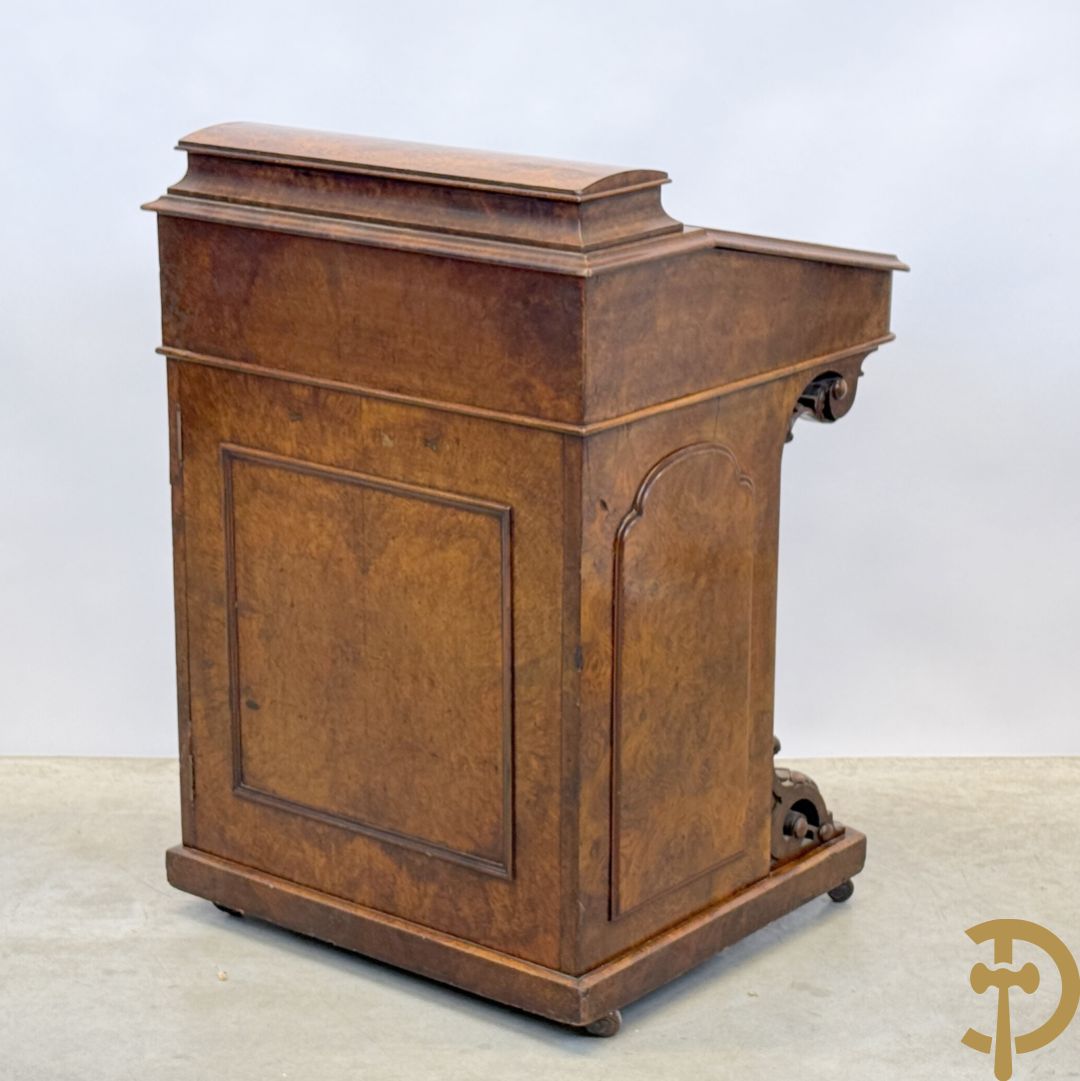 Wortelnotehouten Engels Davenportbureel met klep - zijdelings met deur en 4 ingebouwde lades