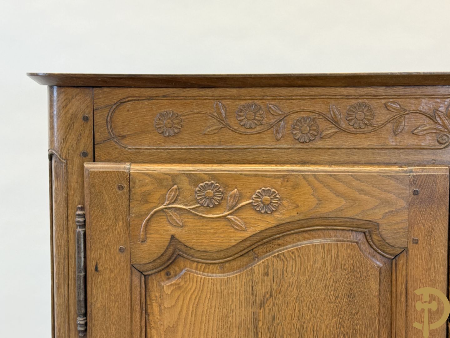 Massief eiken tweedeursdresse met gesculpteerde bloemen en afgestoken panelen in de deuren, Louis XV stijl, 19e