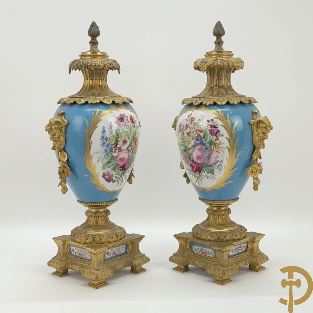 Driedelige bronzen Franse garnituur bezet met cupido