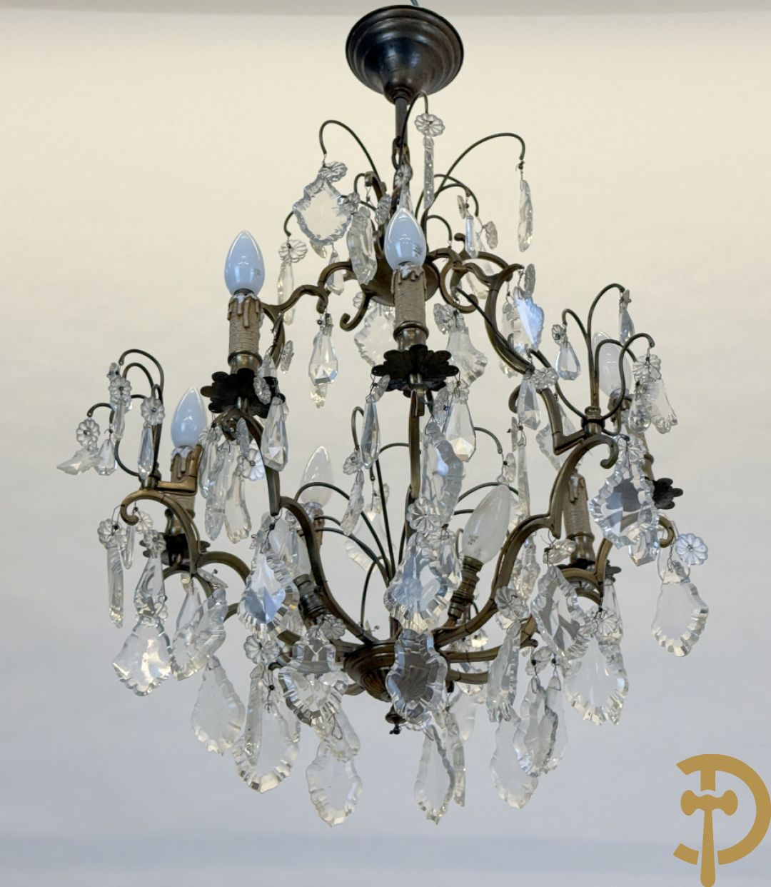 Franse koperen luchter met zes lichtpunten en kristallen bellen