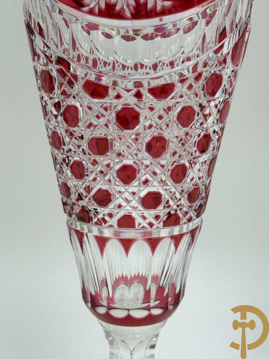 Paar rood kristallen geslepen Boheemse vazen met bloemendecor