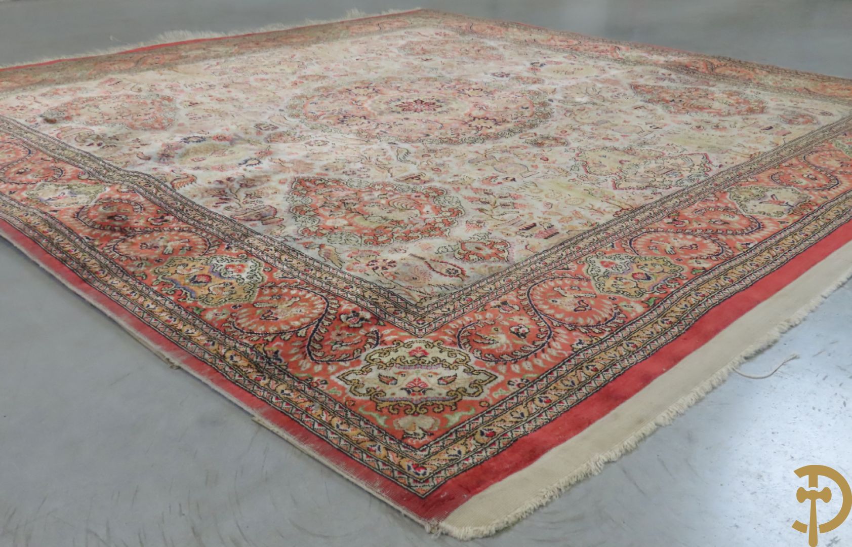 Oosters handgeknoopt tapijt zijde op katoen met bloemenpatronen, vogelmotieven en decor van amfoorvazen + Oosters handgeknoopt tapijt met decor van bloemen en amfoorvaas