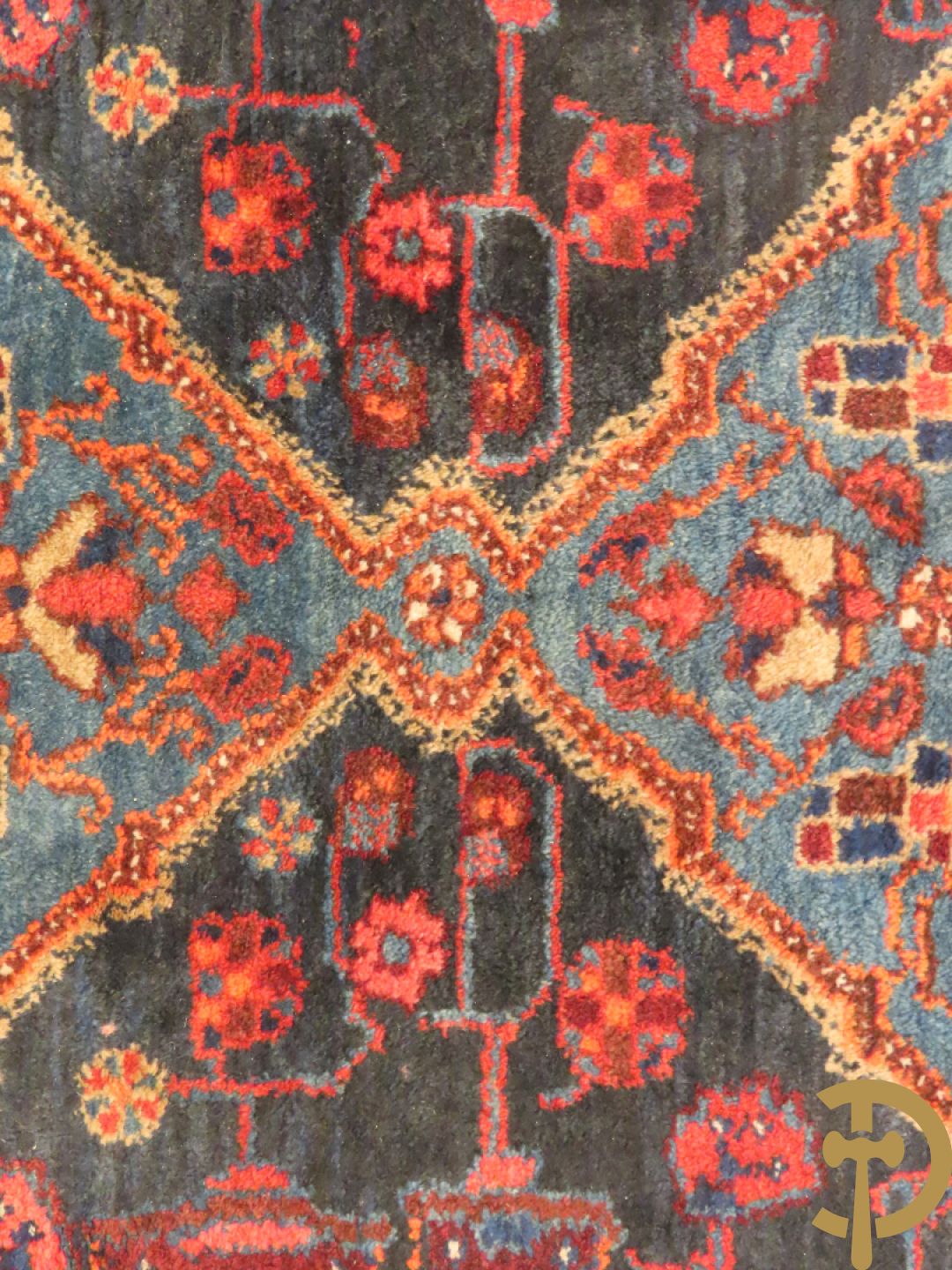 Oosterse handgeknoopt tapijt met geometrische motieven op blauwe fond Malayer + Oosters handgeknoopt tapijt met bloemenpatronen rode fond Kashkay