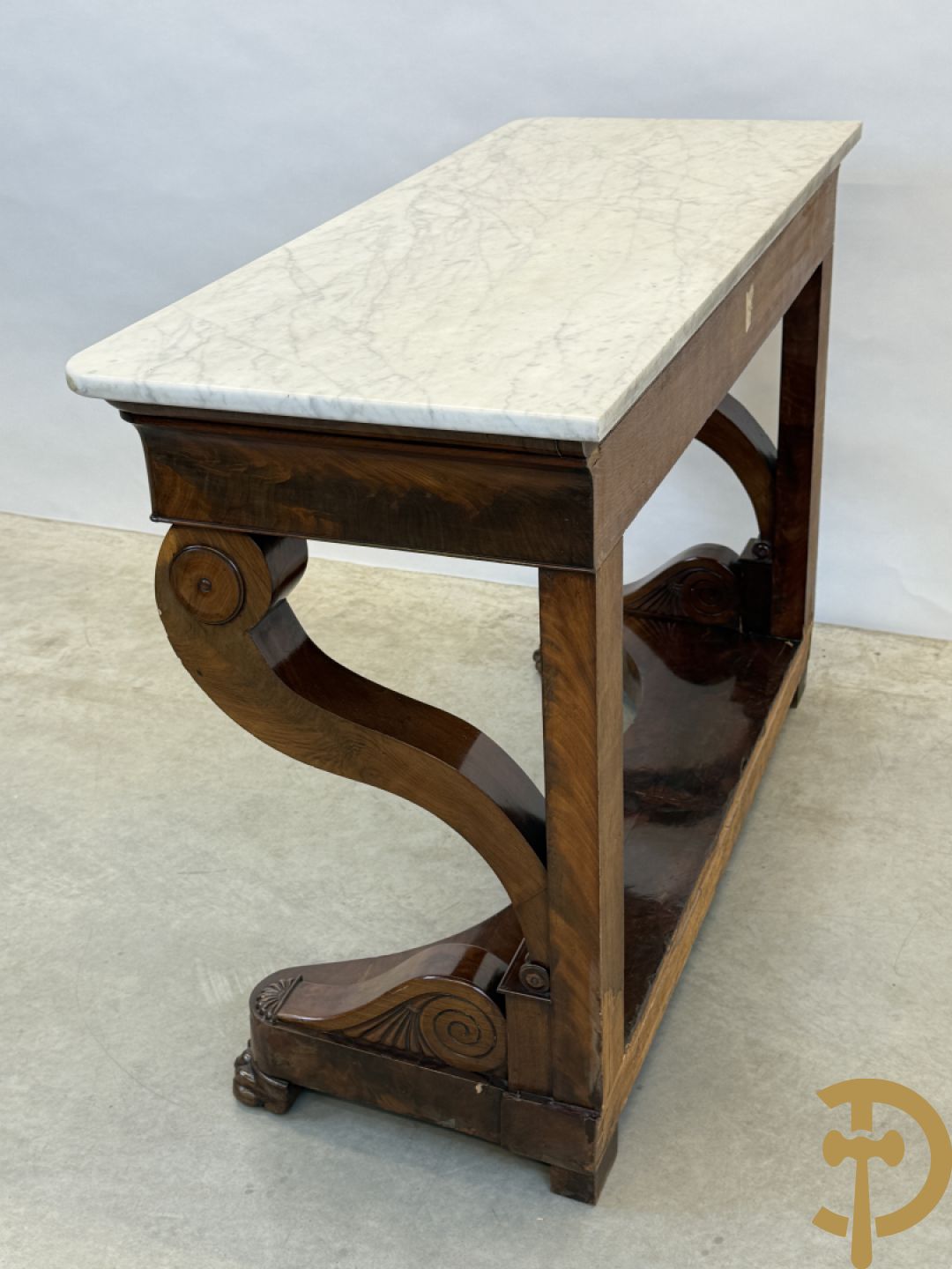 Mahoniehouten console Empire stijl met lade, op voluutvormige klauwepoten en met wit marmeren blad, 19e