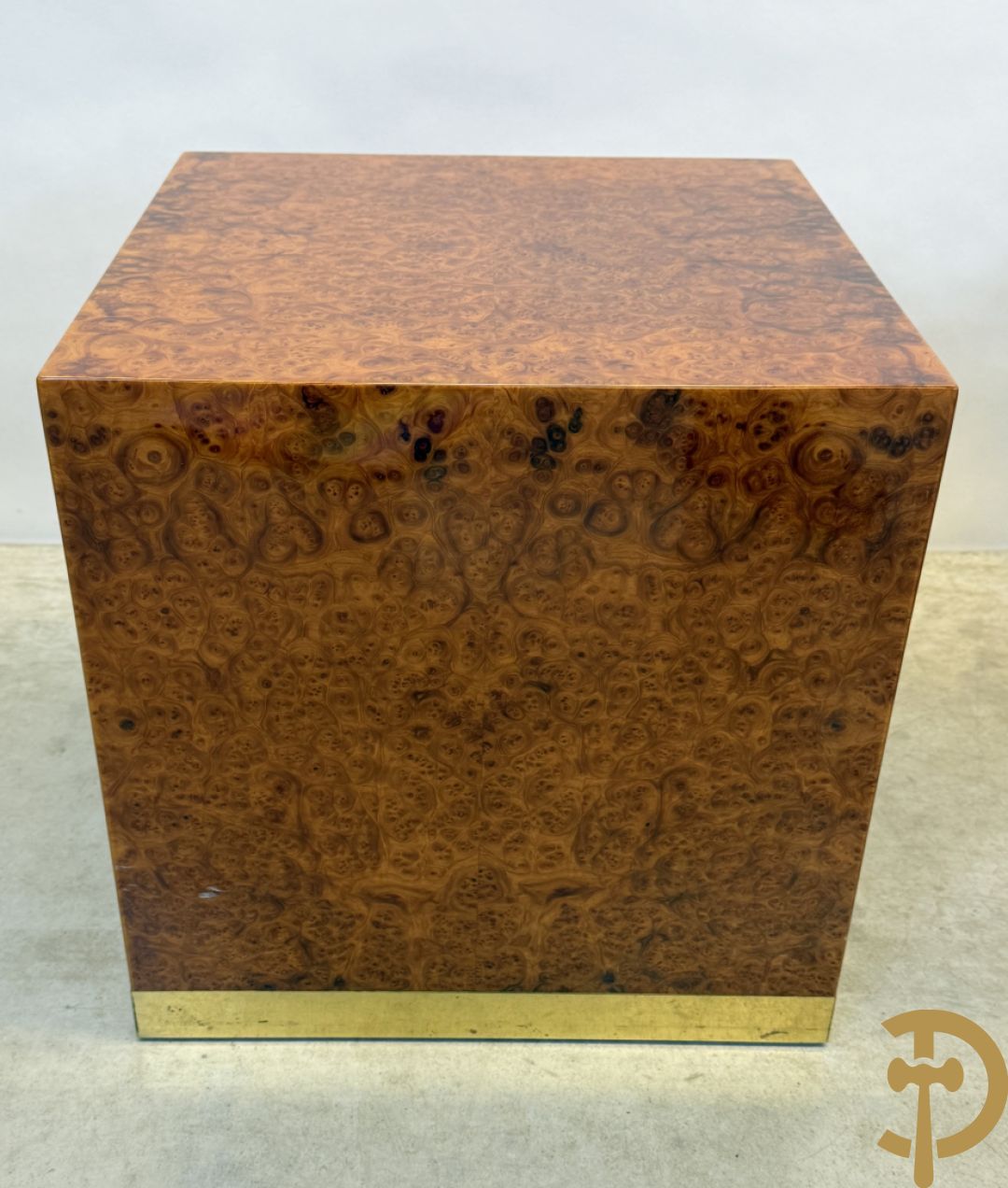 Wortelnotehouten sokkel, Mahay J.C. getekend + poef op koperen onderstel + 3 cigognetafels