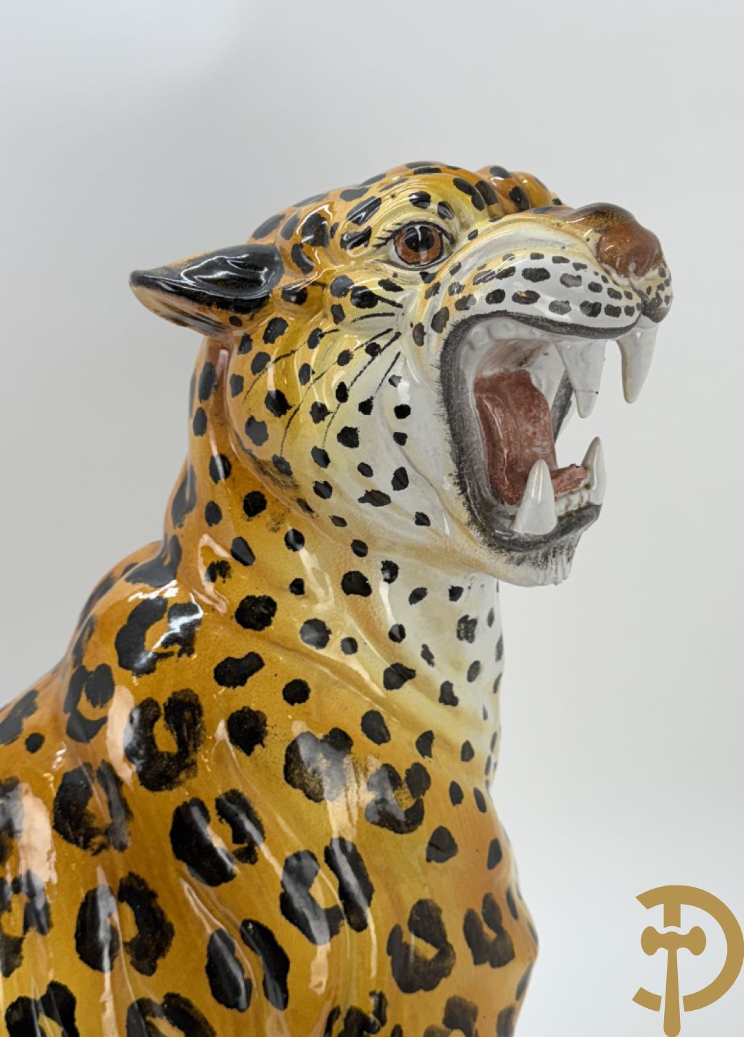 Vintage luipaard in meerkleurig geglazuurde faience met opengesperde bek