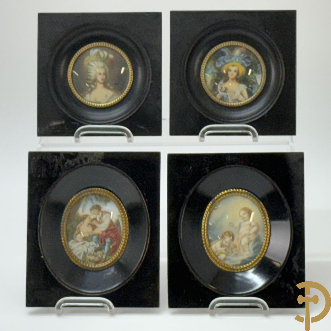 Vier handgekleurde miniaturen met romantische scènes en edeldames