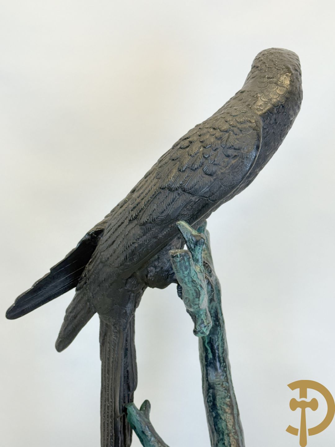 Metalen gepatineerde papegaai op boomstronk