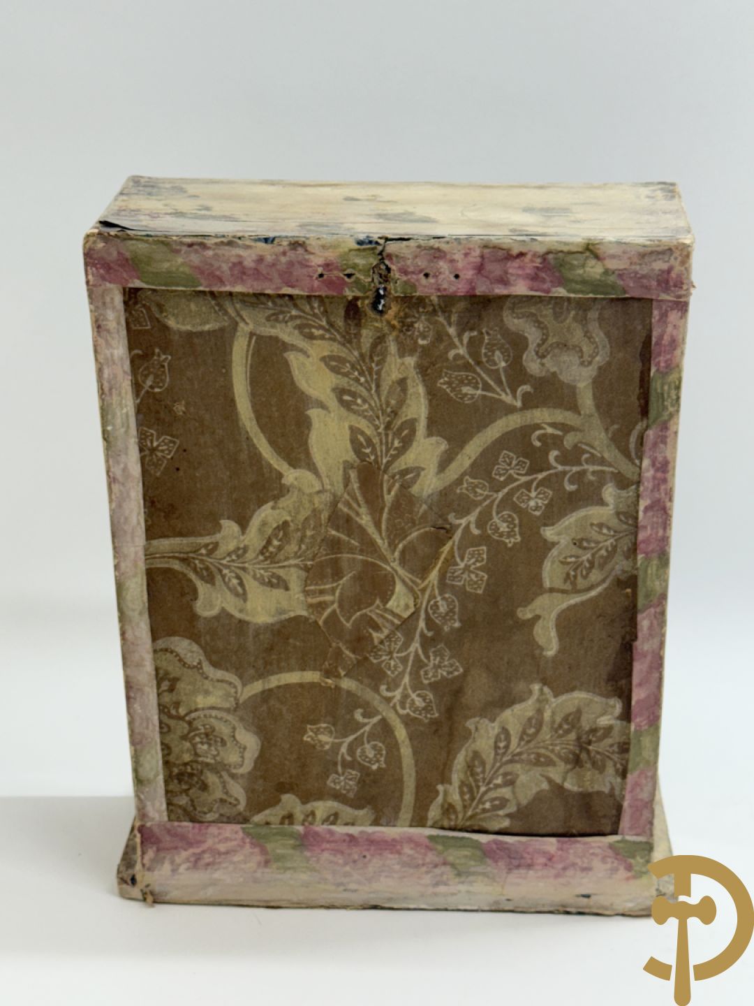 Voorstelling van Madonna met kind, deels verguld, deels geaquarelleerd - in ovale lijst + Voorstelling van Madonna met kind in textielwerk in ovale lijst + Madonna met kind in glazen kastje+ 2 kleine ovale medaillons in pijpaarde