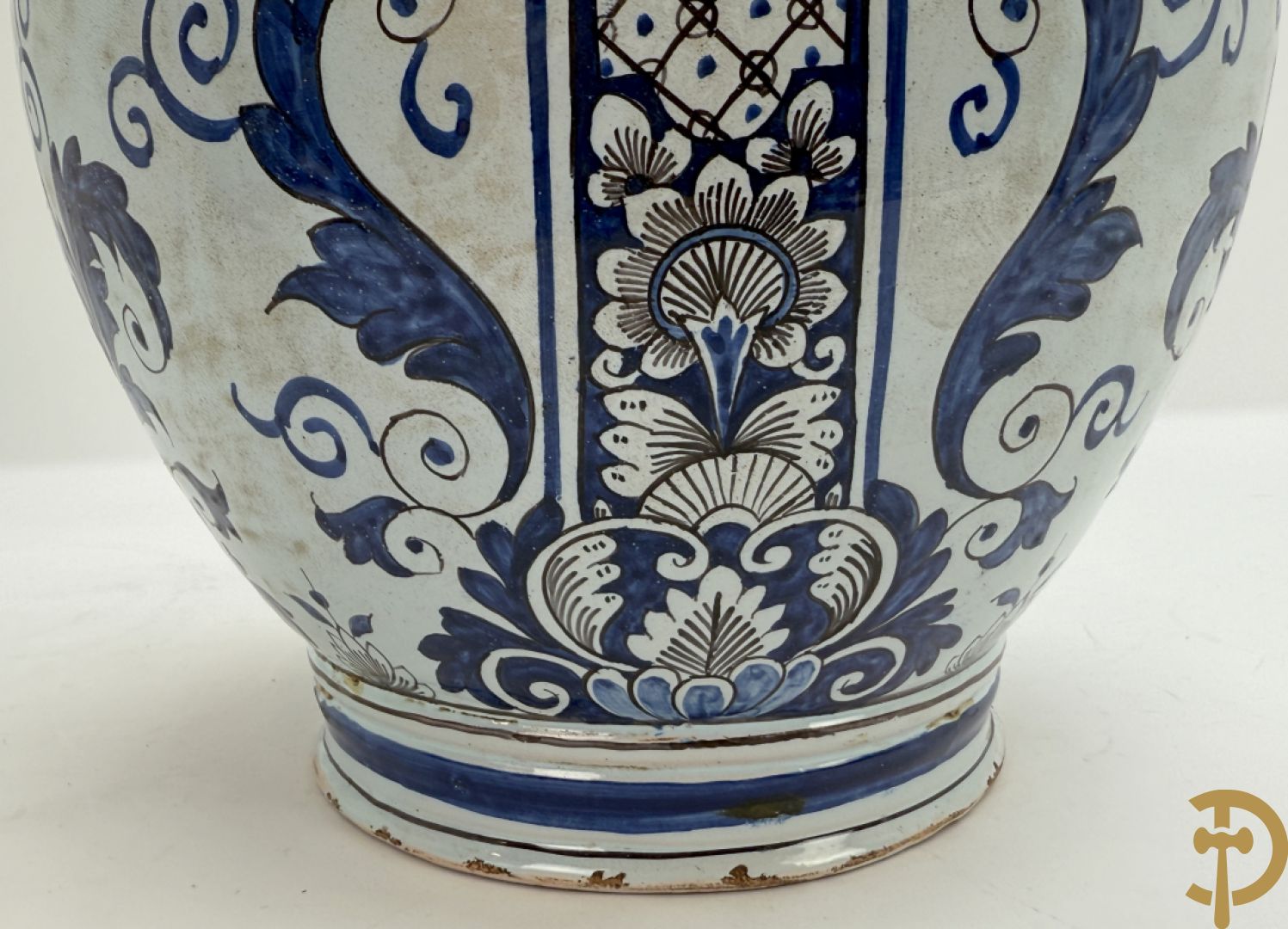Schenkkan in Delftse faience, Sirop de rubarbe
