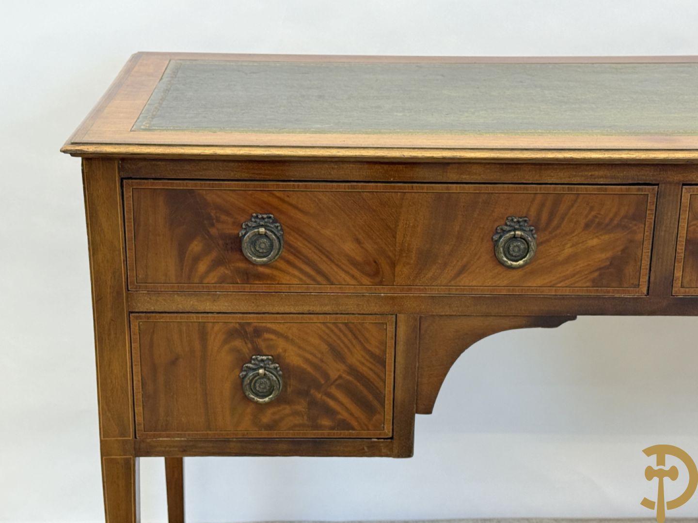 Engelse mahoniehouten opschiktafel met 4 lades op hoge pootjes