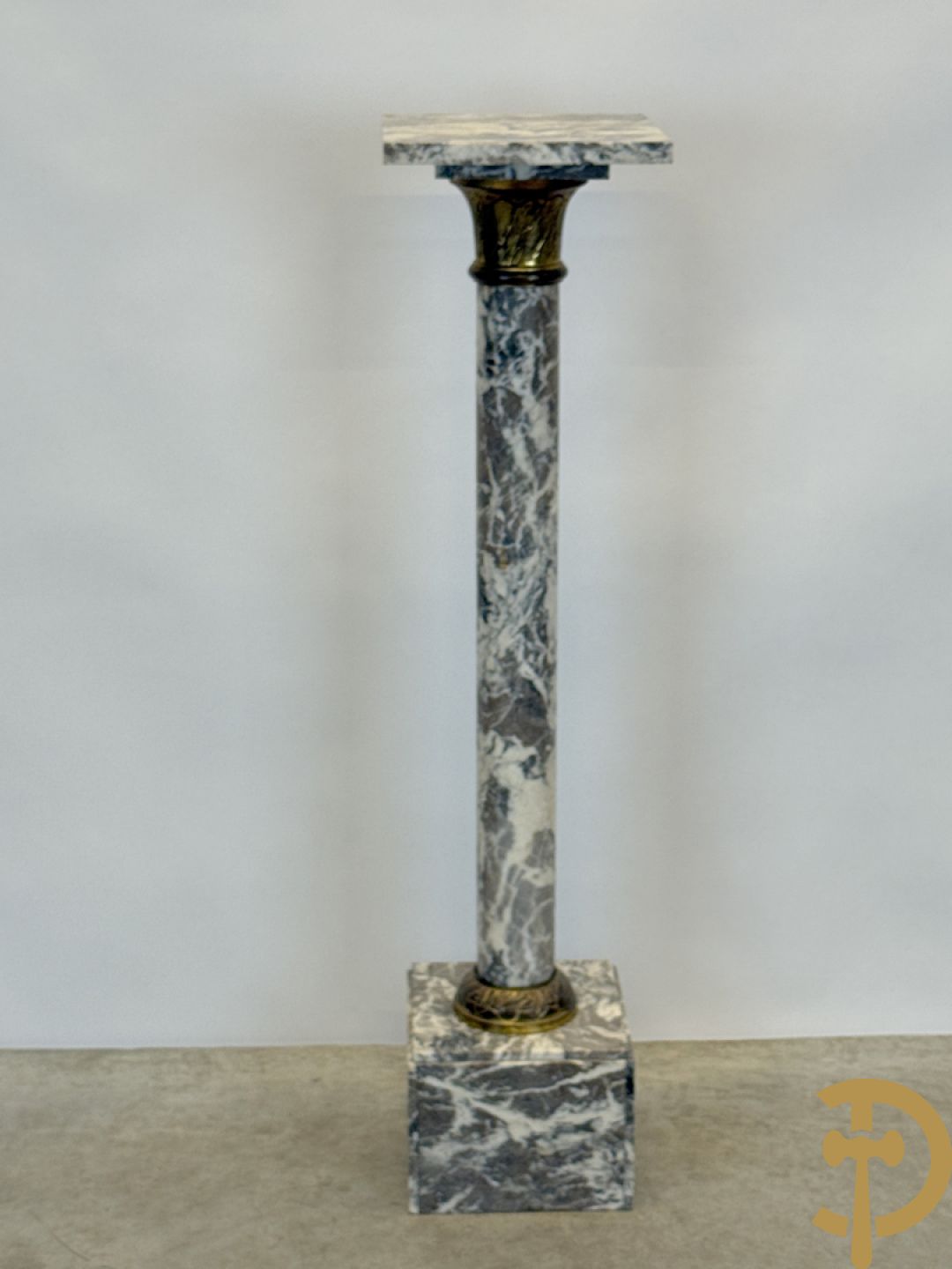 Geaderde marmeren zuil met koperbeslag