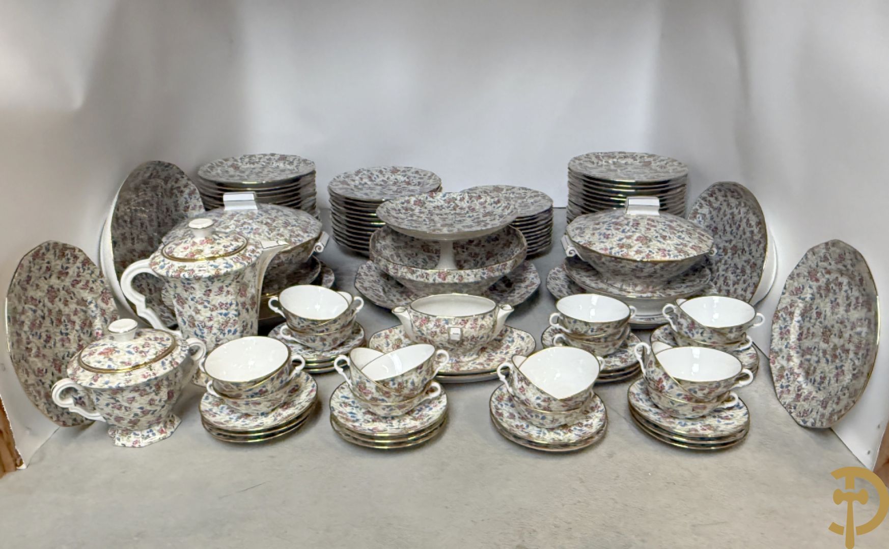 Uitgebreid zeer decoratief porseleinen eet- en koffieservies met bloemendecor, Limoges France