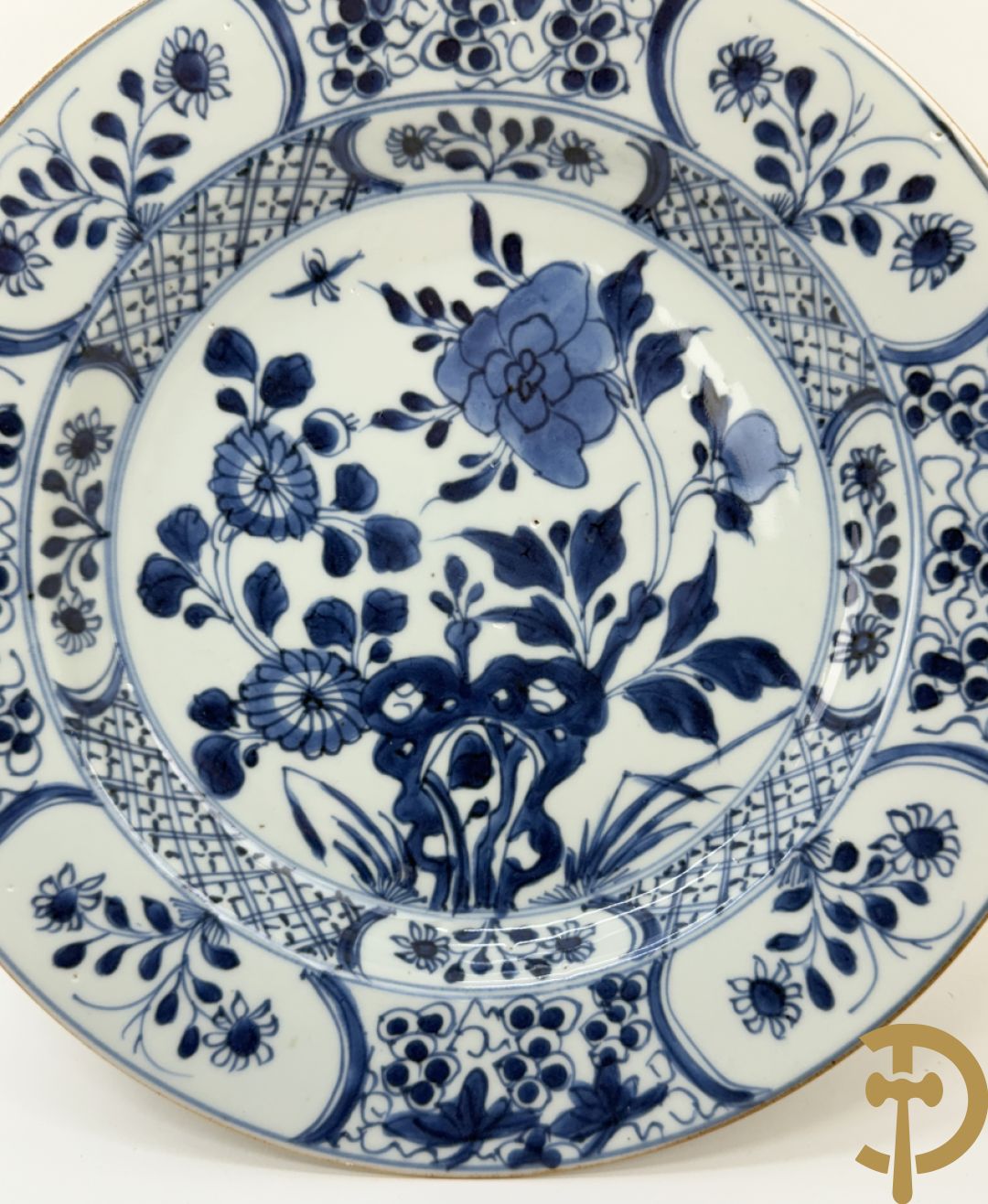 Acht Chinese porseleinen blauw/wit bordjes met bloemendecor, Kangxi