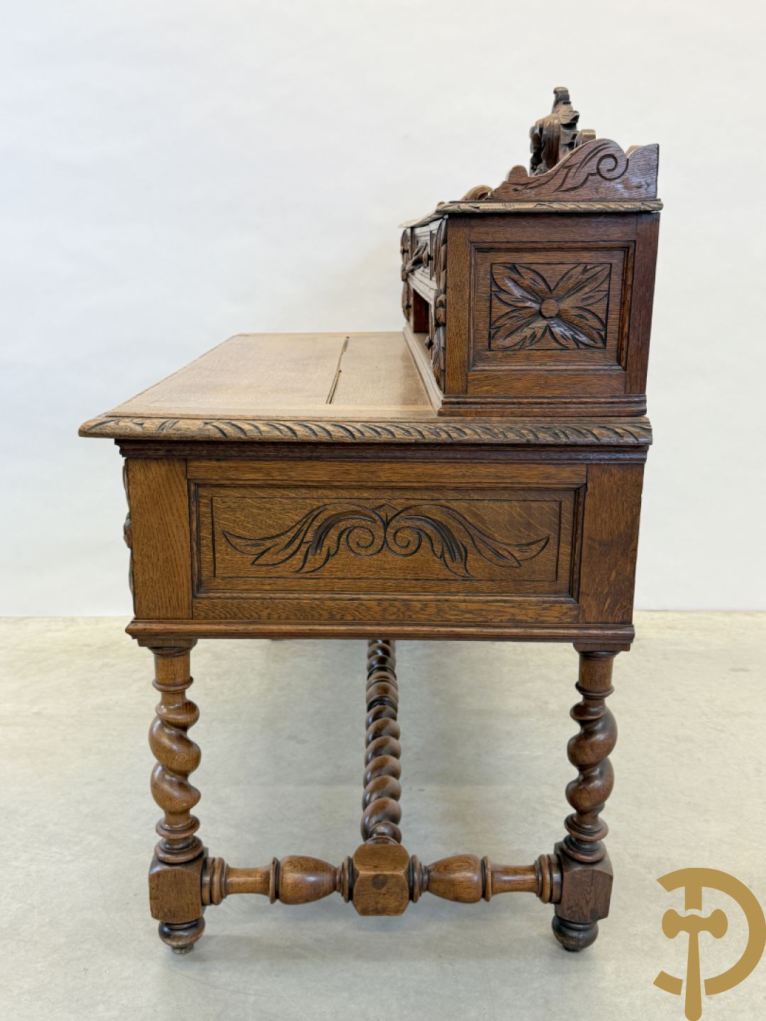 Massief eiken Frans bureel met lades op getorste poten met opstand, 19e