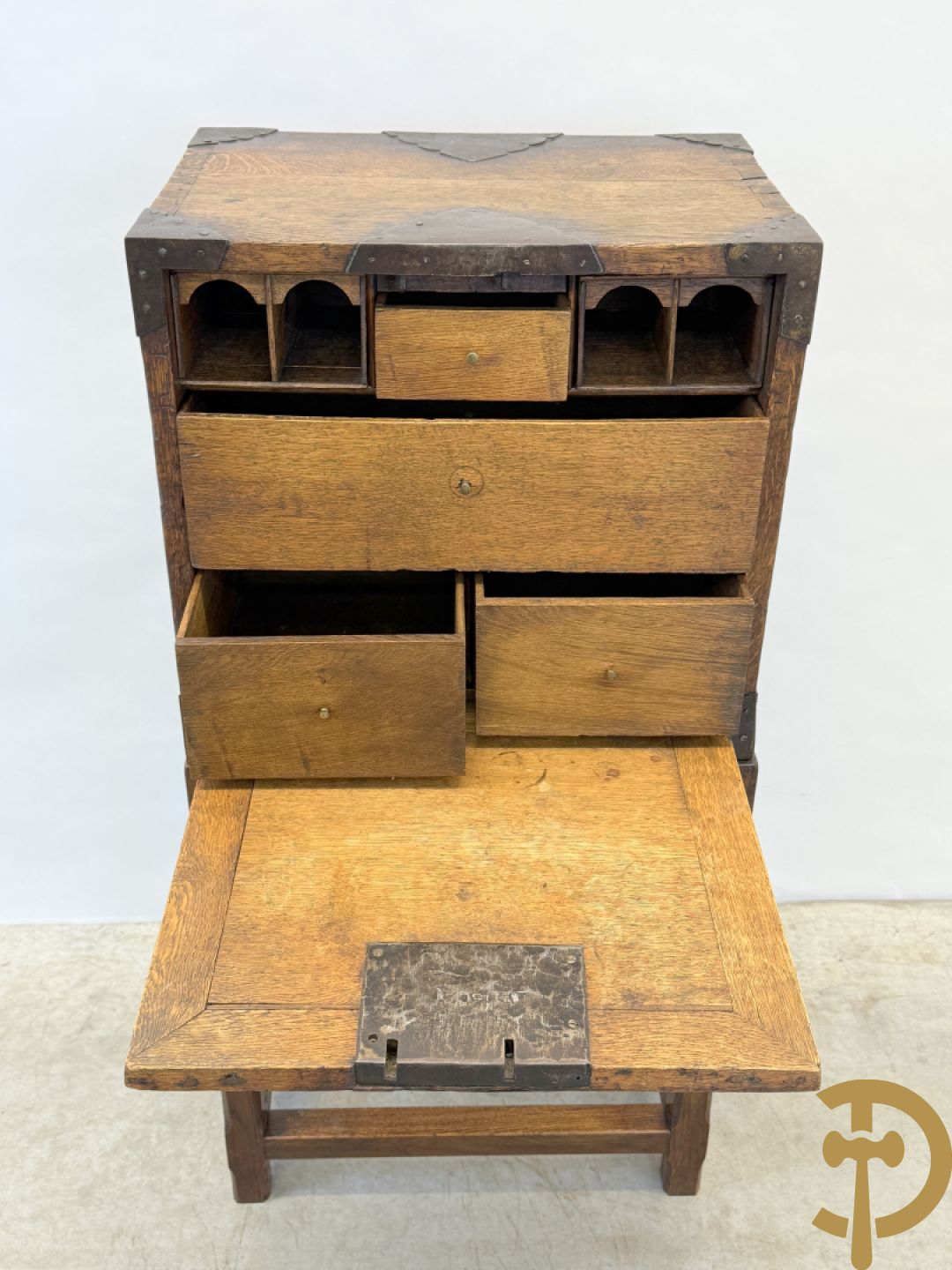 Massief eiken klapsecretaire op onderstel - interieur met lades en zijdelings met handvaten