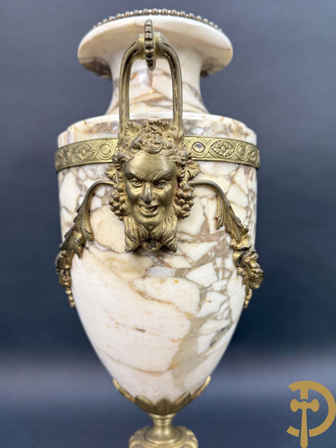 Paar marmeren cassolettes met hermenhoofden en guirlandes