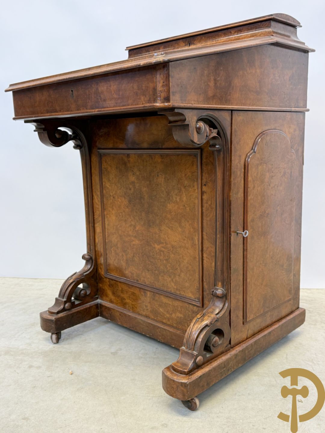 Wortelnotehouten Engels Davenportbureel met klep - zijdelings met deur en 4 ingebouwde lades