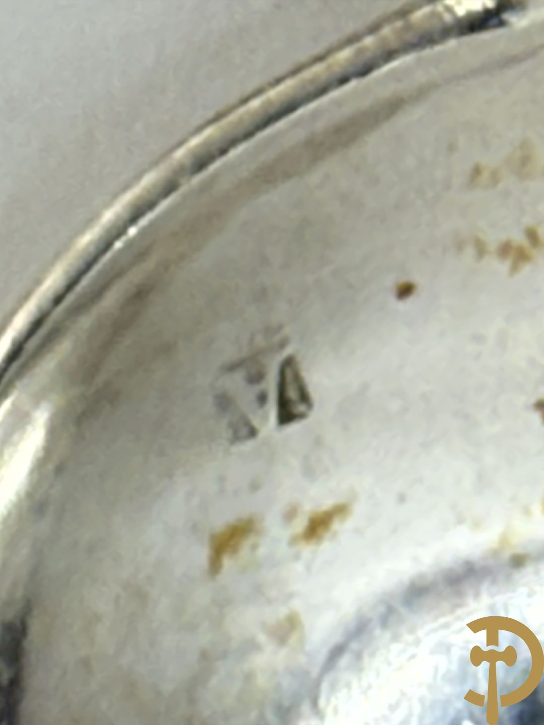 Massief zilveren bestek met Louis XV motieven bestaande uit 12 soeplepels (72 gram per stuk), 12 vorken (78 gram per stuk), 12 messen, 12 dessertvorken (47 gram per stuk), 12 dessertlepels (40 gram per stuk), 12 dessertmessen, 12 koffielepels (22 gram per stuk), slacouvert, taartschep en suikertang