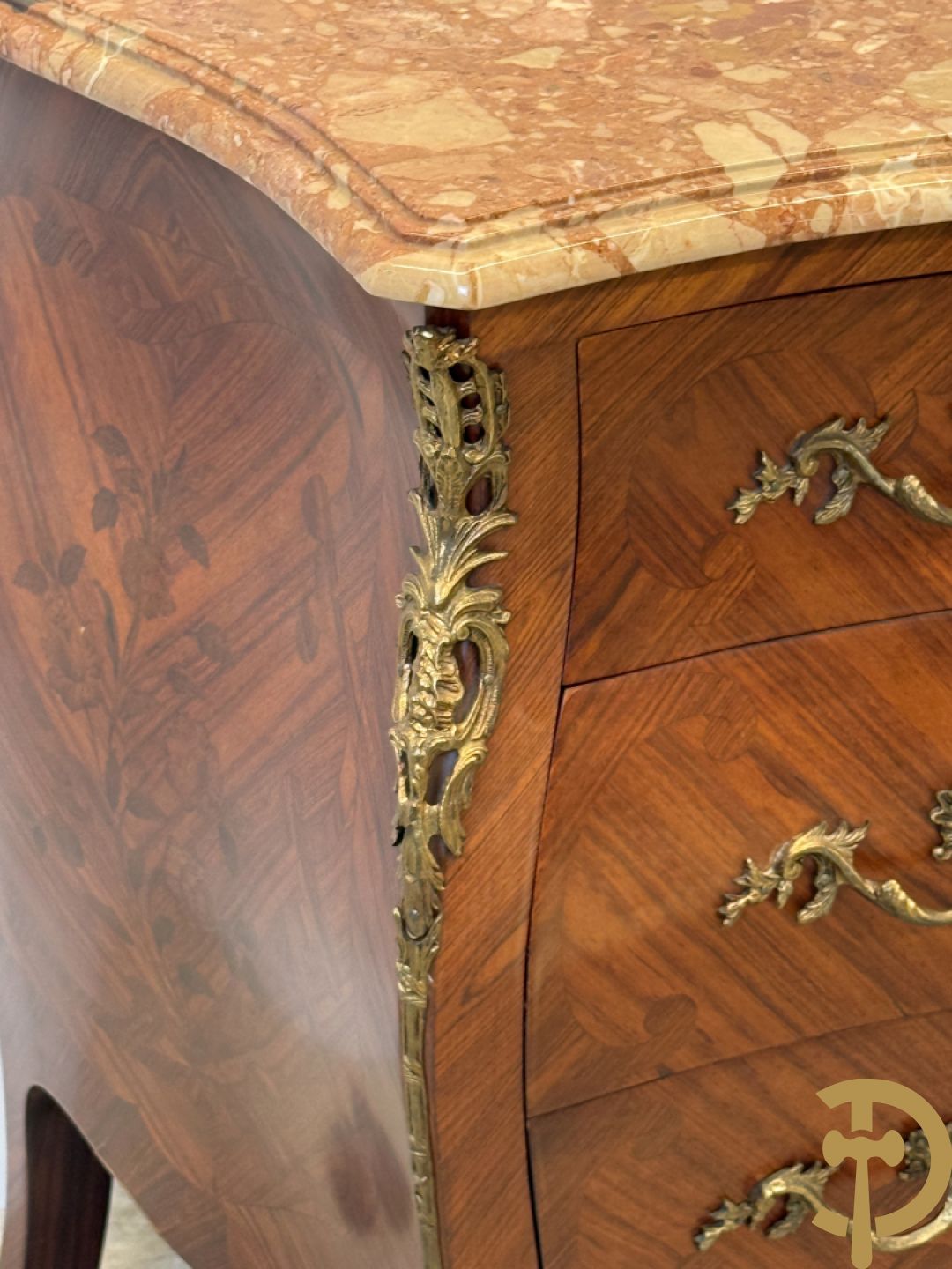 Notelaren gegalbeerde drieladencommode met bloemenmarquetterie en bezet met bronzen ornamenten, bovenaan met marmeren blad