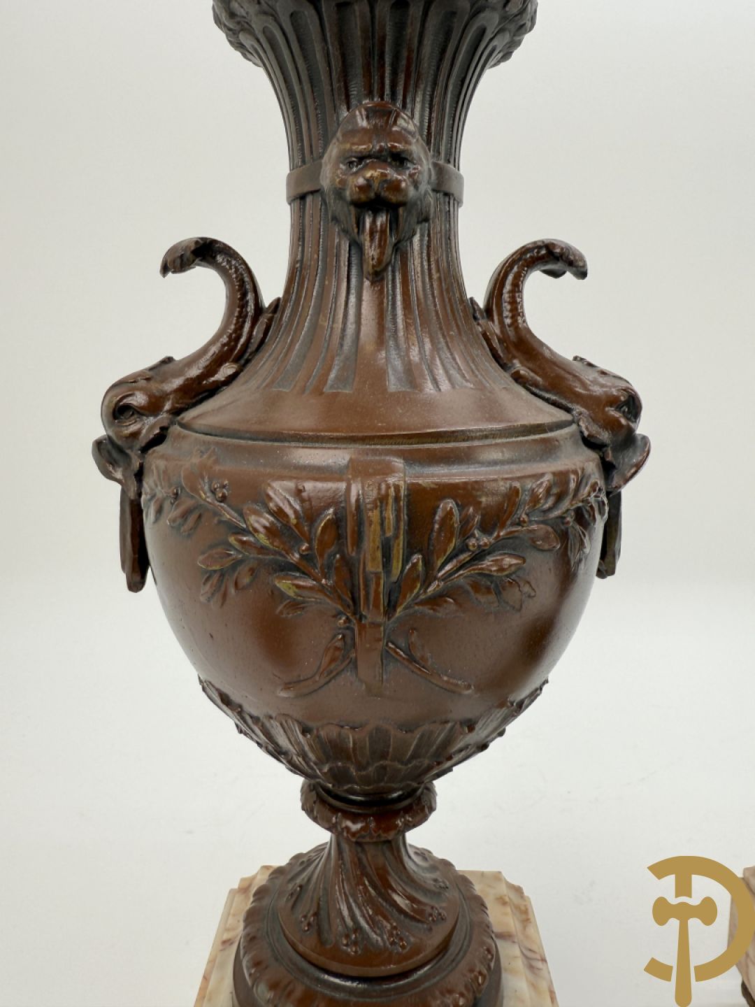 Driedelige zamak garnituur bestaande uit pendule 