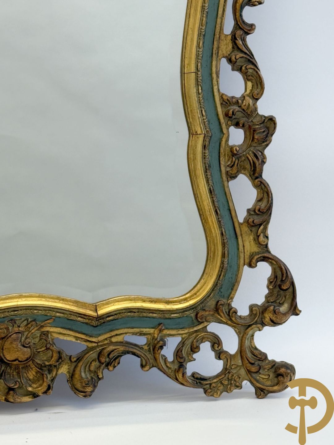 Paar vergulde spiegels met geslepen boord en rocailles, Louis XV stijl