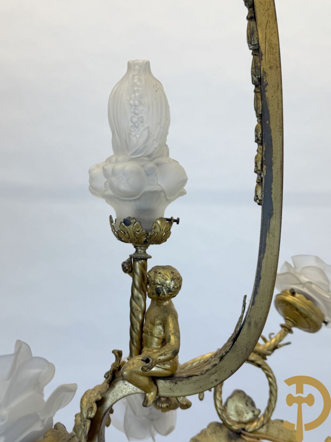 Bronzen Franse luchter met geajoureerde mand, bezet met medusakoppen en 3 cupido